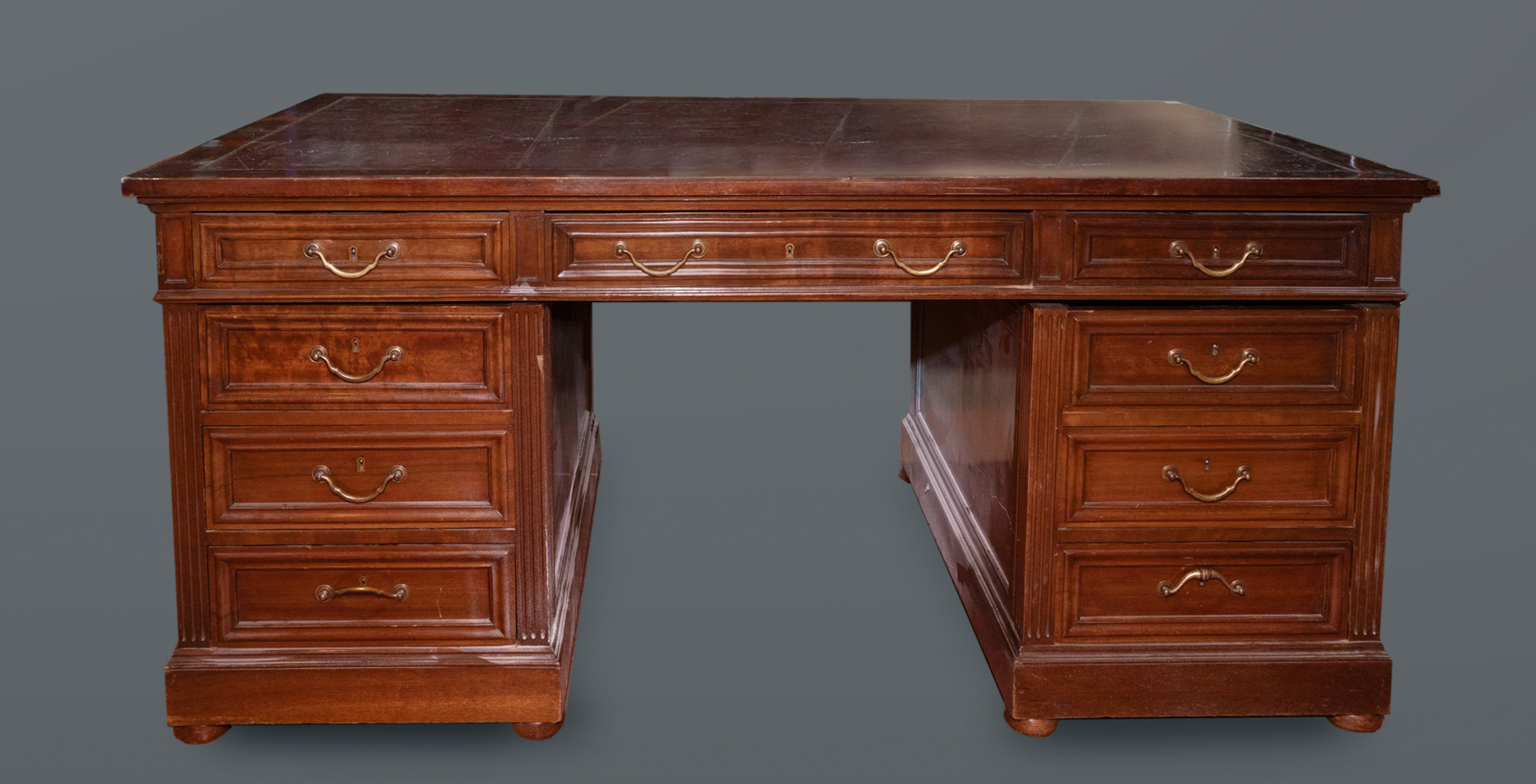 Mesa de escritorio victoriana, Inglaterra pp. S. XX
Realizada en madera, tres cajones en cintura,...