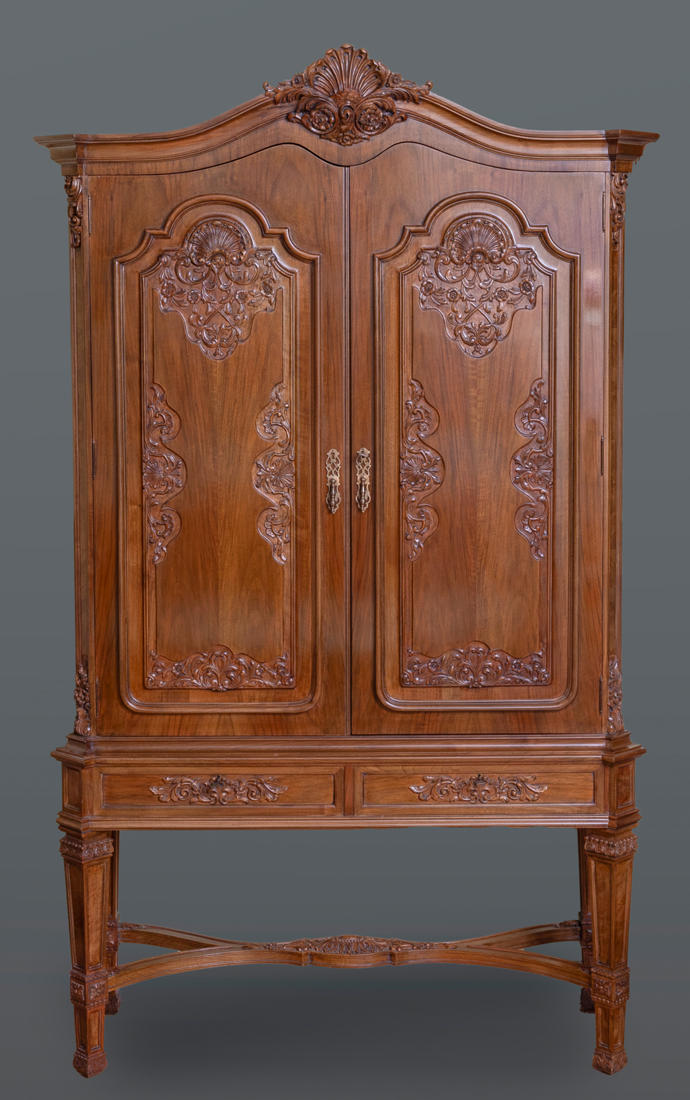 VALENTÍ 
Mueble Aparador en madera de estilo Provenzal.
Con decoración de palmetas y roleos...