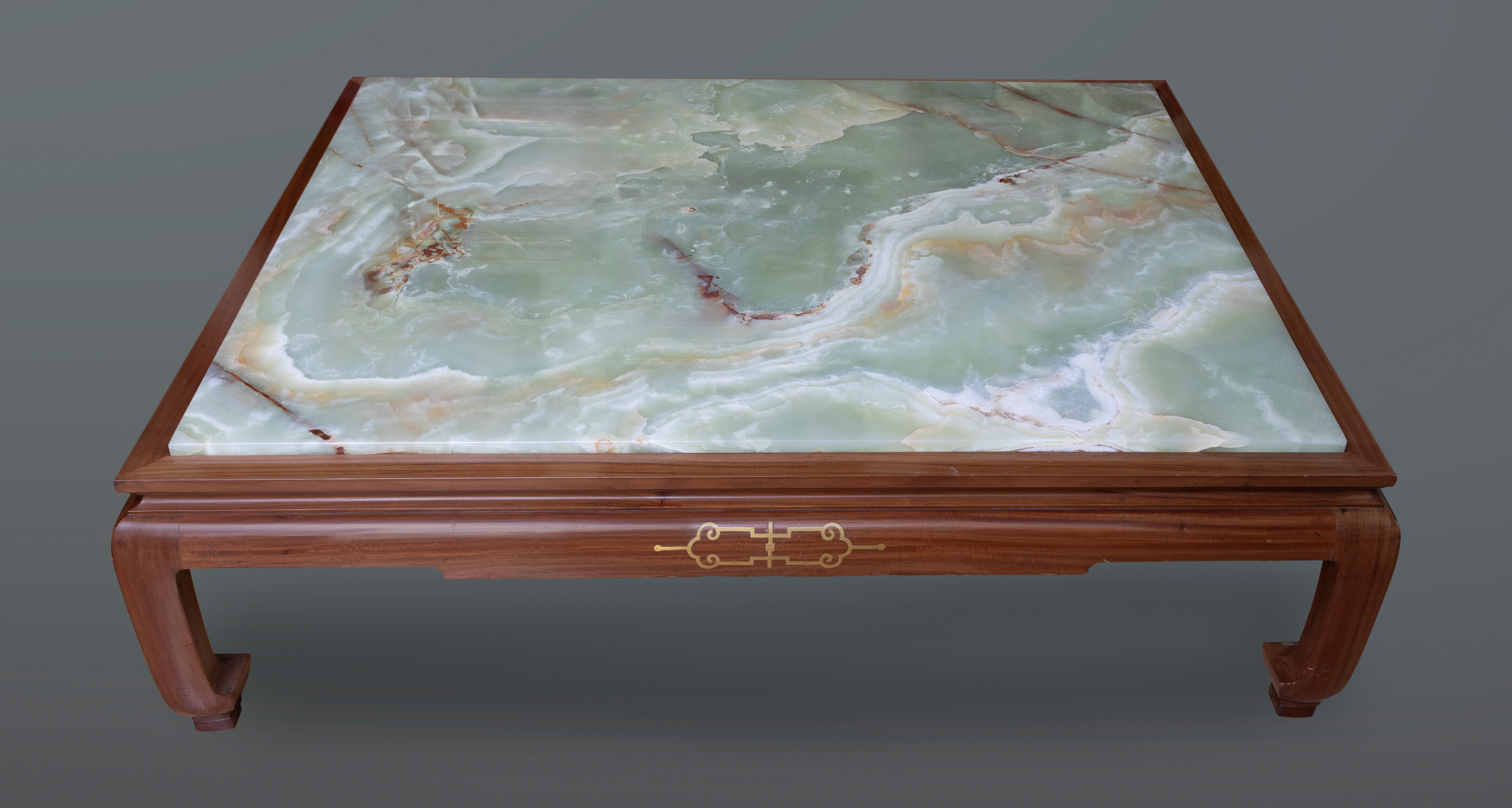 VALENTI
Mesa baja de centro en madera de nogal con tapa de ónix.
Medidas: 40 x 116 x 140 cm.