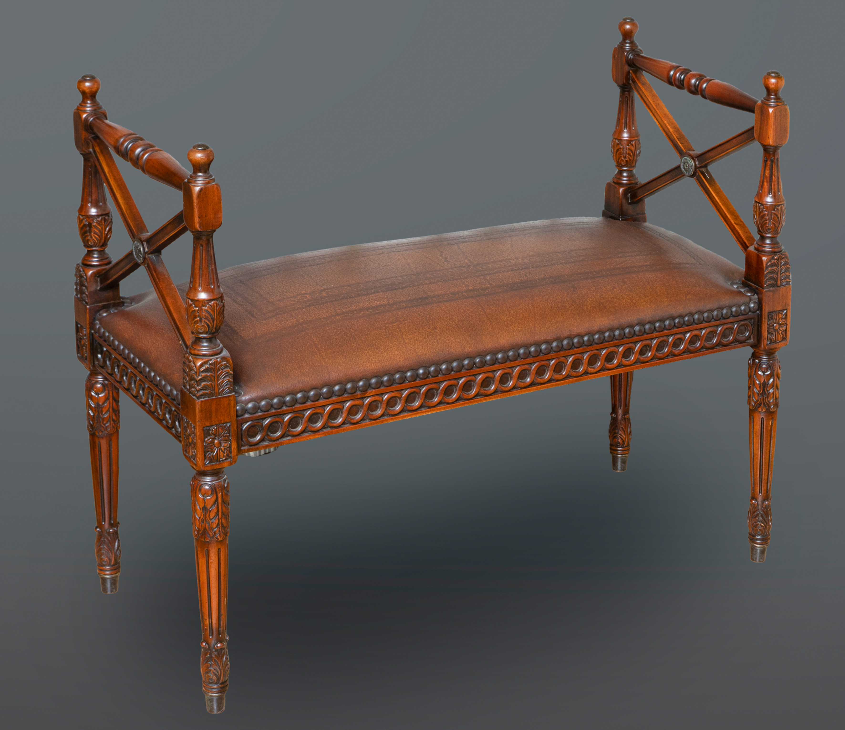 VALENTI
Banquito en madera de caoba y asiento en piel color marrón.
Medidas: 76 x 90 x 40 cm