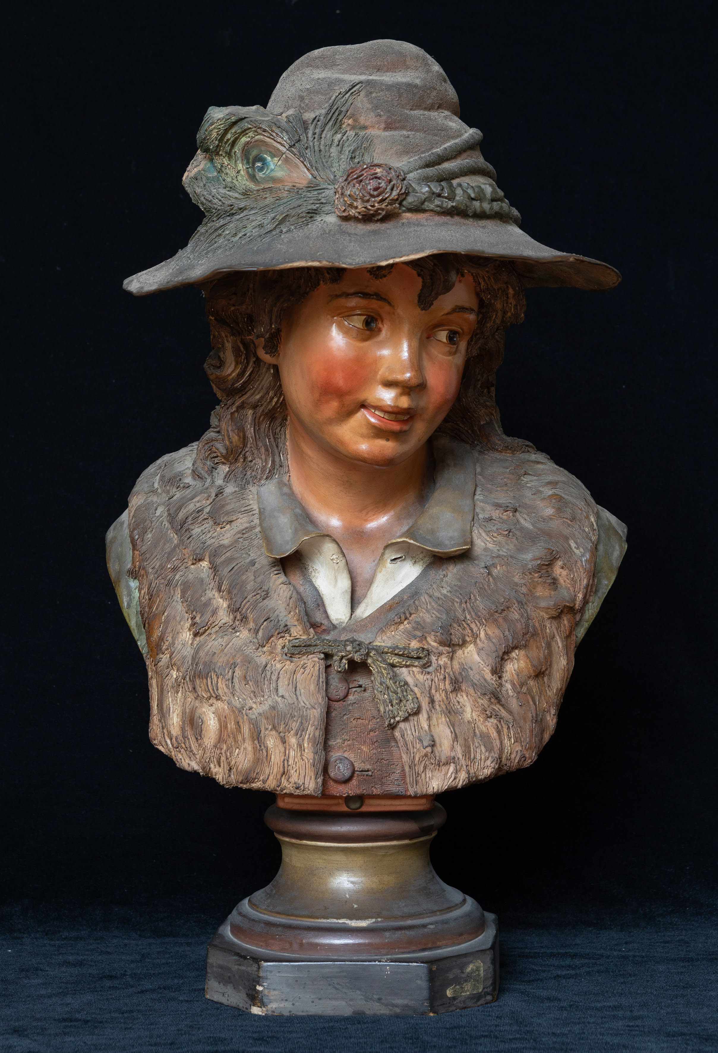 Busto femenino en terracota policromada. 
Sobre peana. Con faltas.
Medidas: 55 x 35 cm.