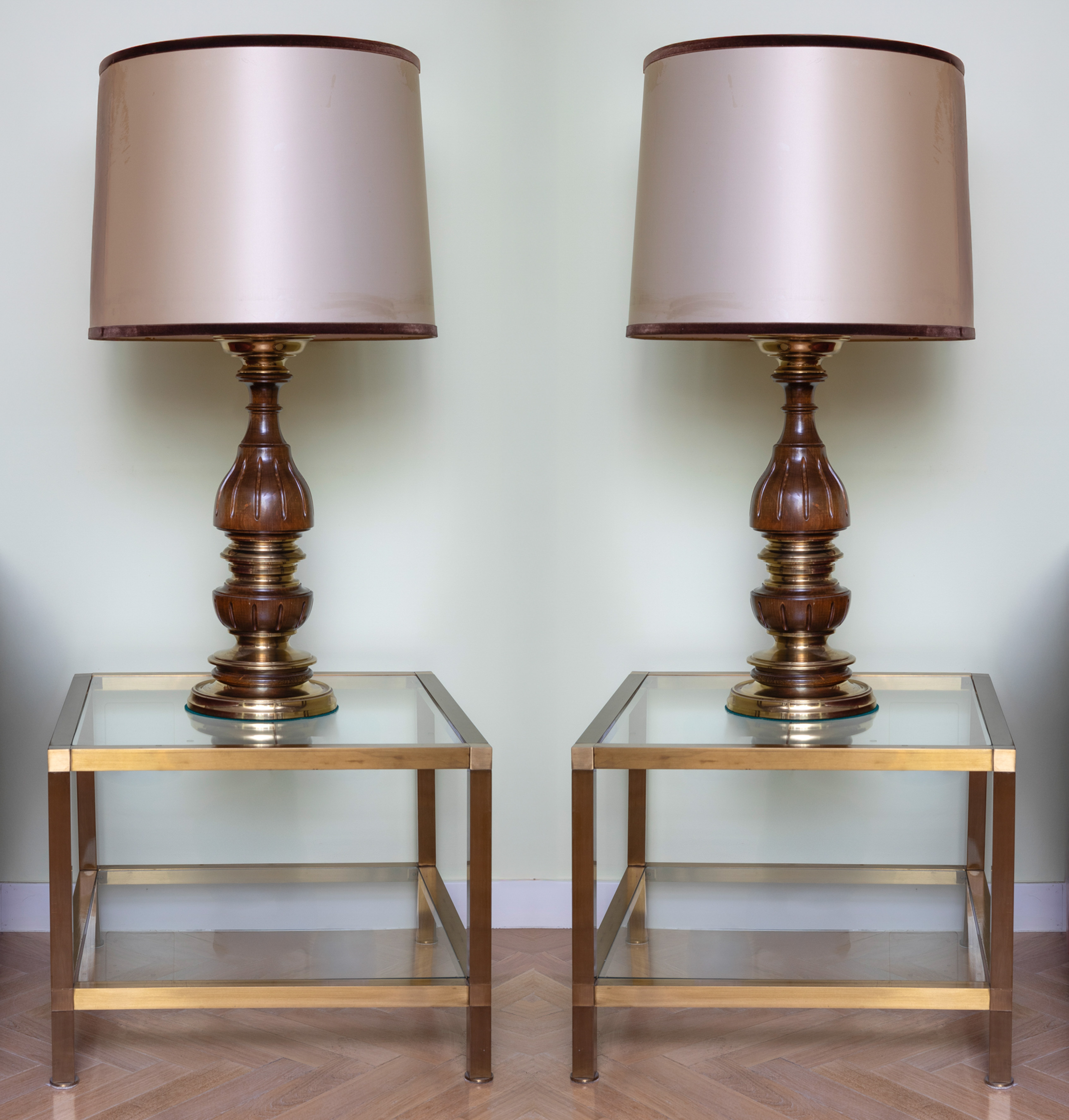 Lote compuesto por:
Pareja de mesitas auxiliares en metal dorado y cristal.
Medidas: 50 x 60...
