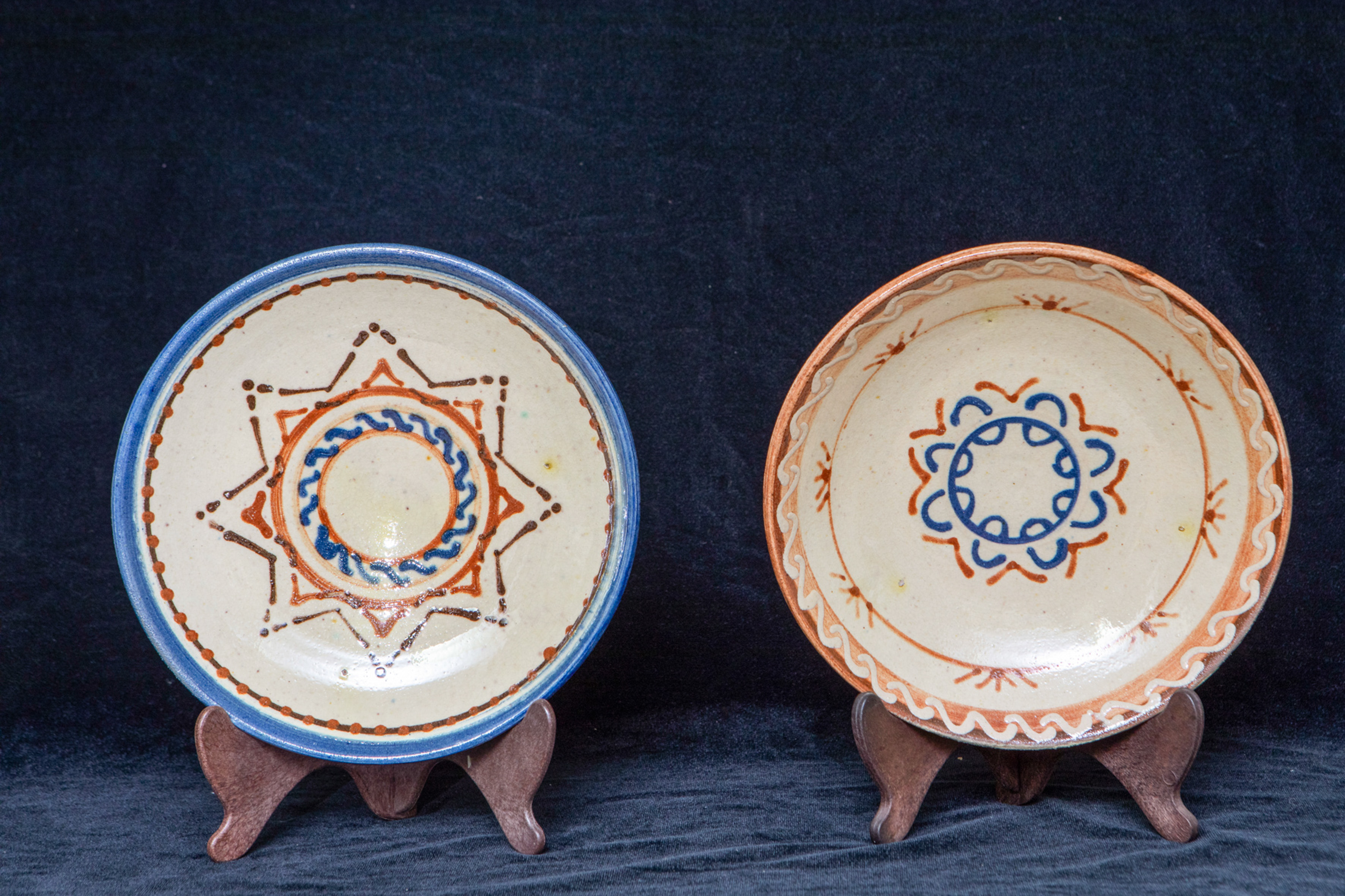 Pareja de platos en cerámica de Talavera, S. XIX
Medidas: 23 cm.