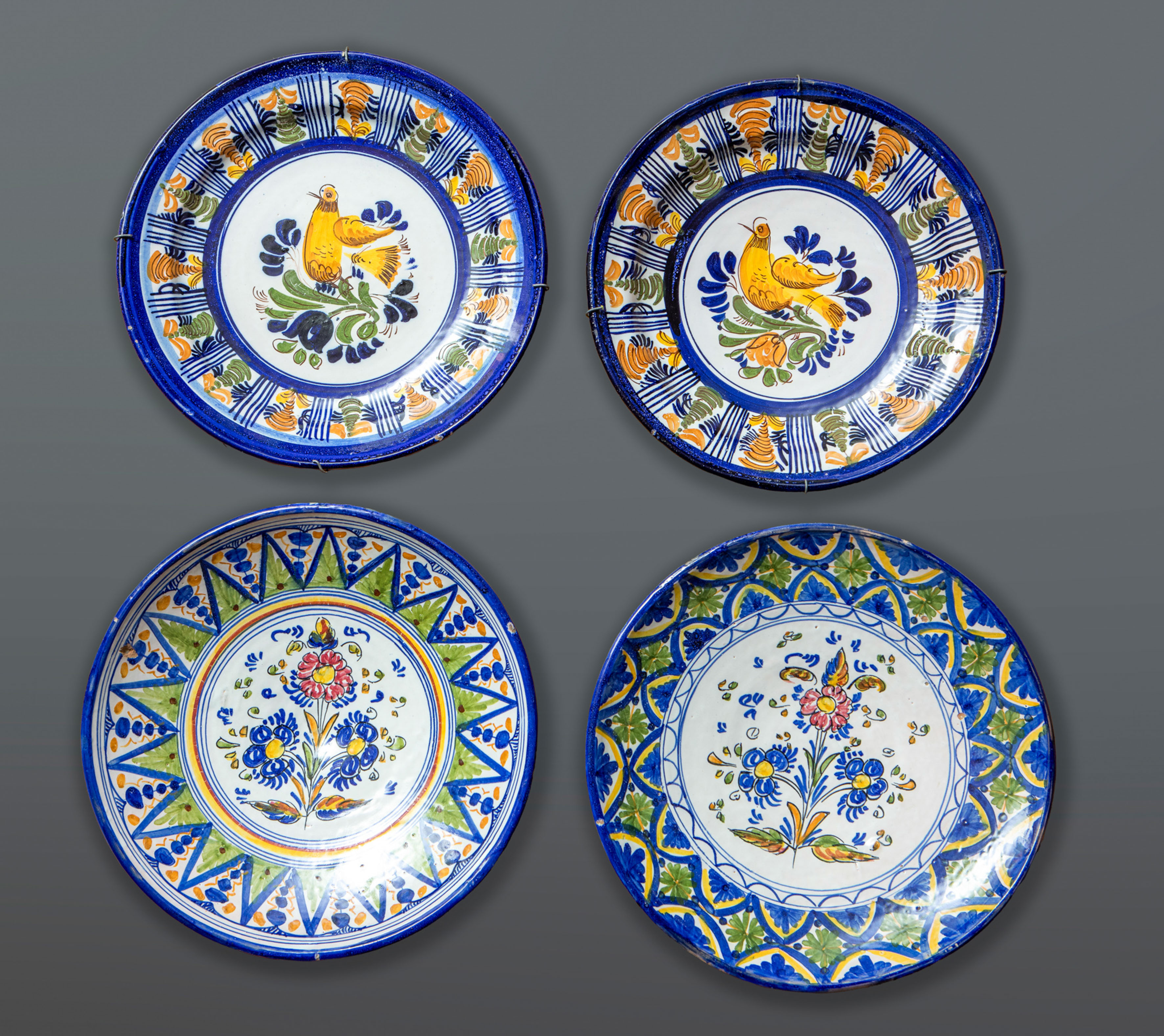 Lote de cuatro platos en cerámica de Puente del Arzobispo, pp. S. XX.
Medidas: 34 cm.