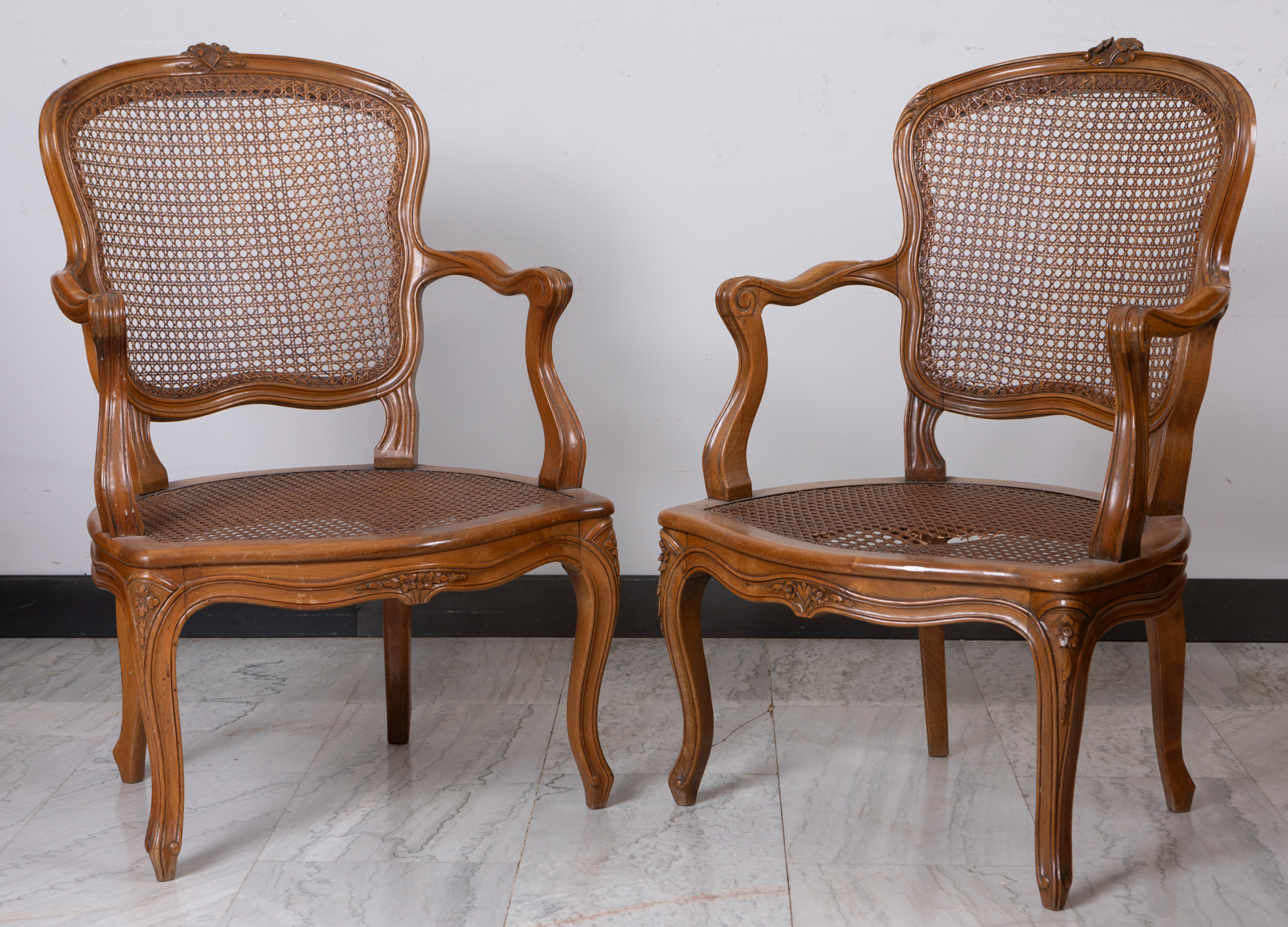 Pareja de sillones isabelinos, S. XIX
En madera de castaño. Patas cabriolé y asiento y respaldo de...