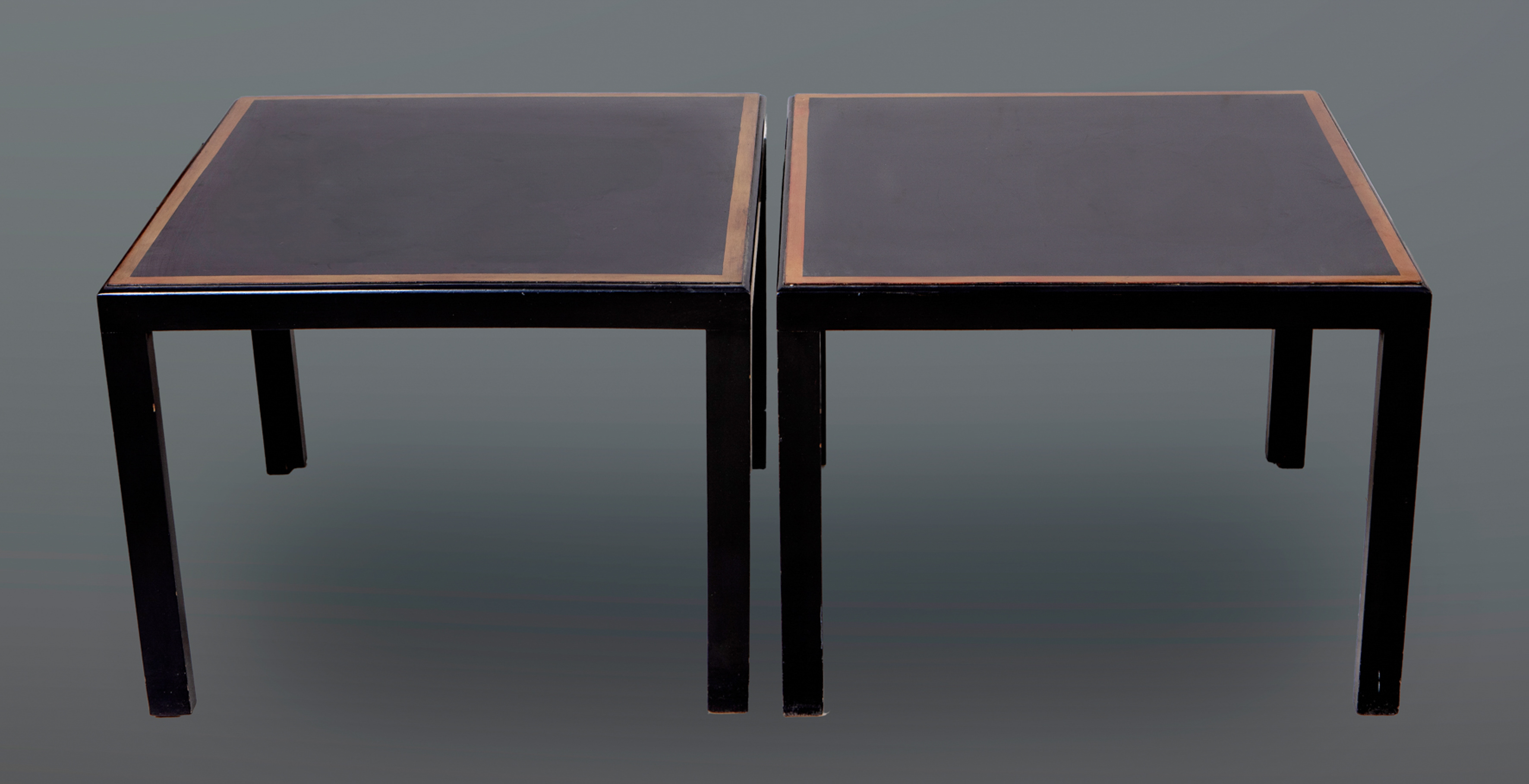 Pareja de mesitas auxiliares en madera lacada en negro.
Medidas: 45 x 60 cm.