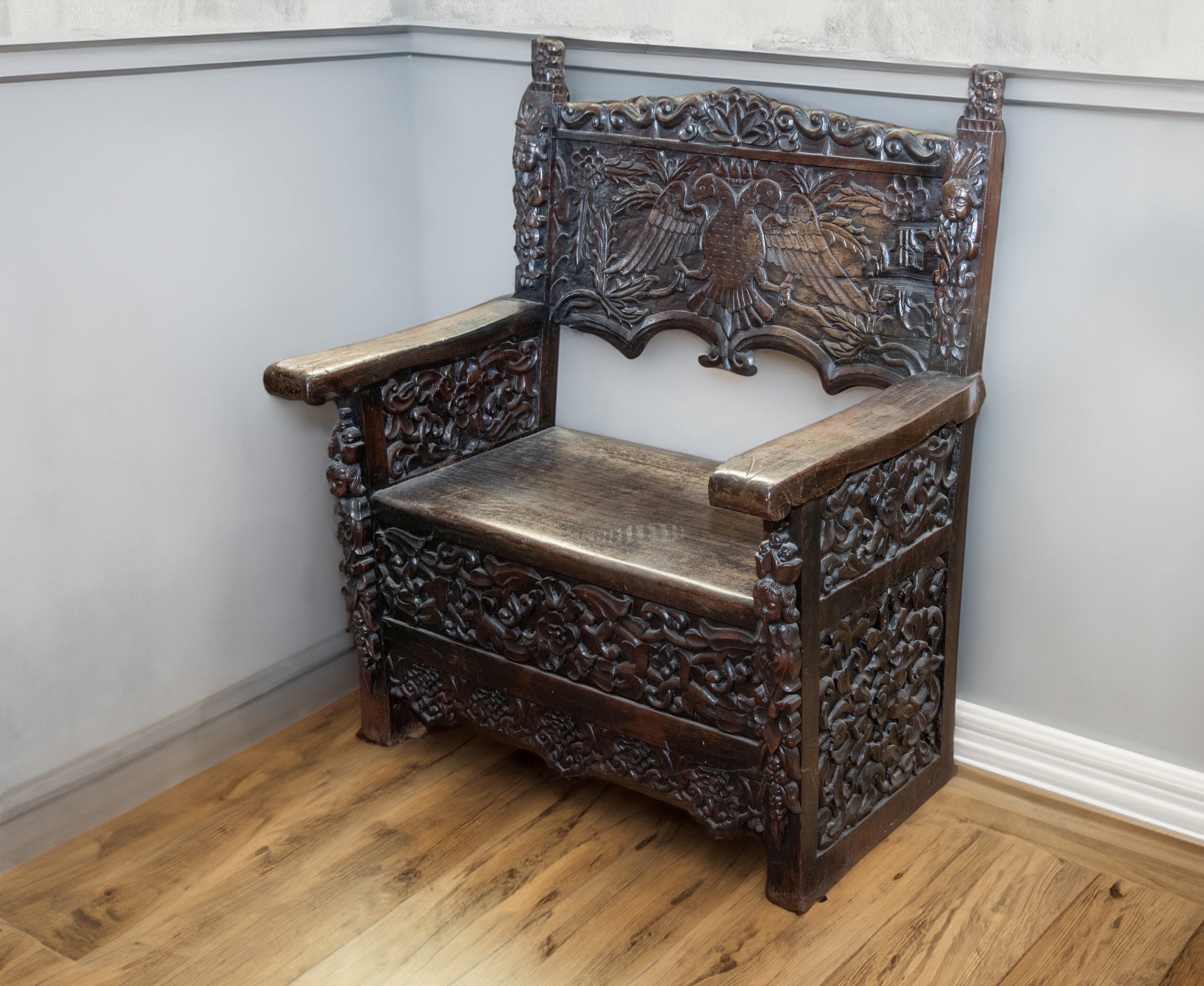 Sillón virrenial en madera tallada, Mexico. 
Medidas: 115 x 94,5 x 60,5 cm.