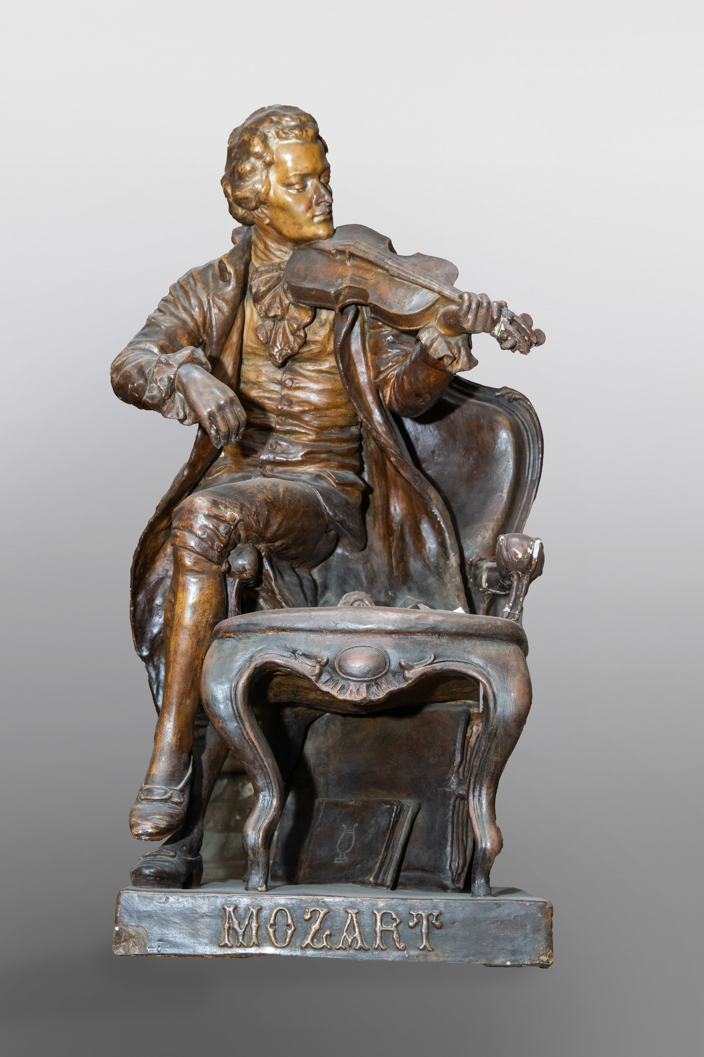 ESCUELA FRANCESA, S.XX.,
"Mozart tocando el violín"
Escultura en bronce pavonado sobre peana....