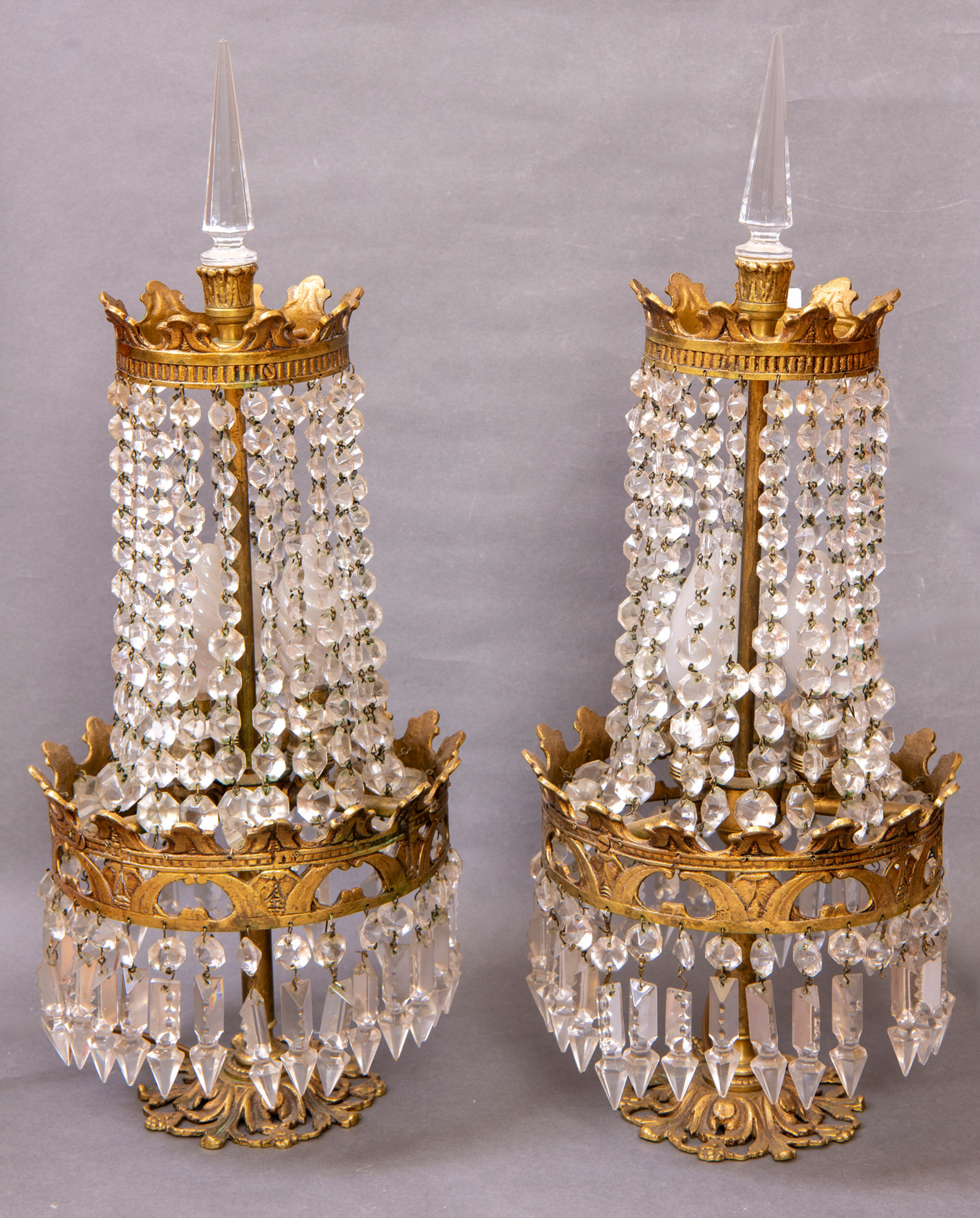 Pareja de lámparas de mesa estilo Imperio en bronce dorado con decoración de palmetas con hilos de...