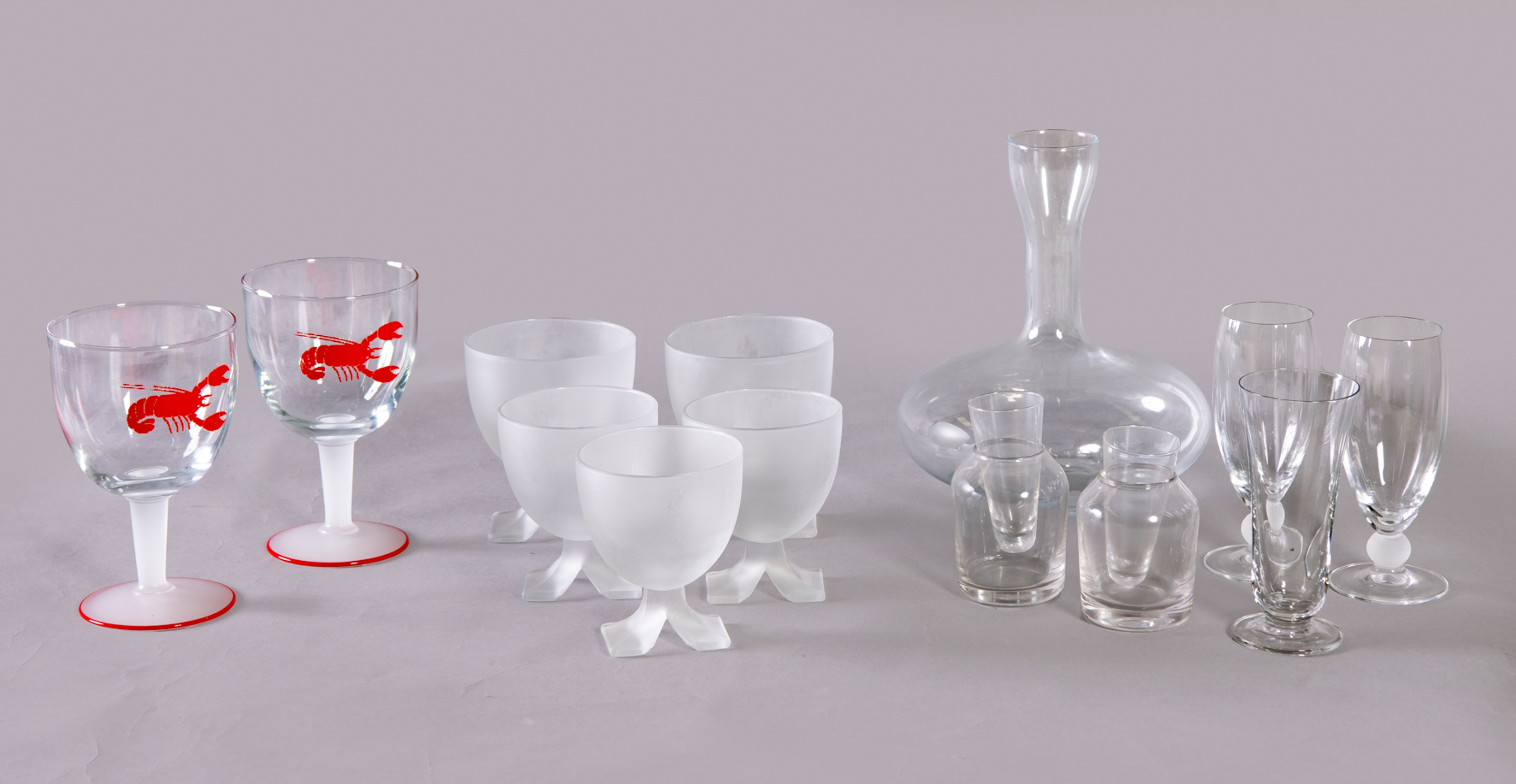 Gran cristalería moderna de copas irisadas transparentes. Compuesta por:  24 copas para agua, 24...