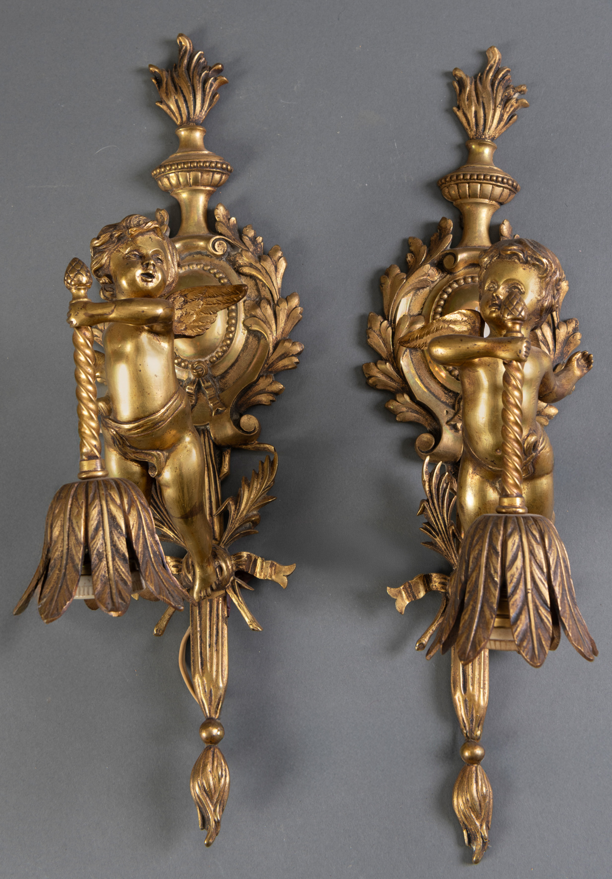 Pareja de apliques estilo Luis XVI con decoración vegetal, amorcillos y remates de...