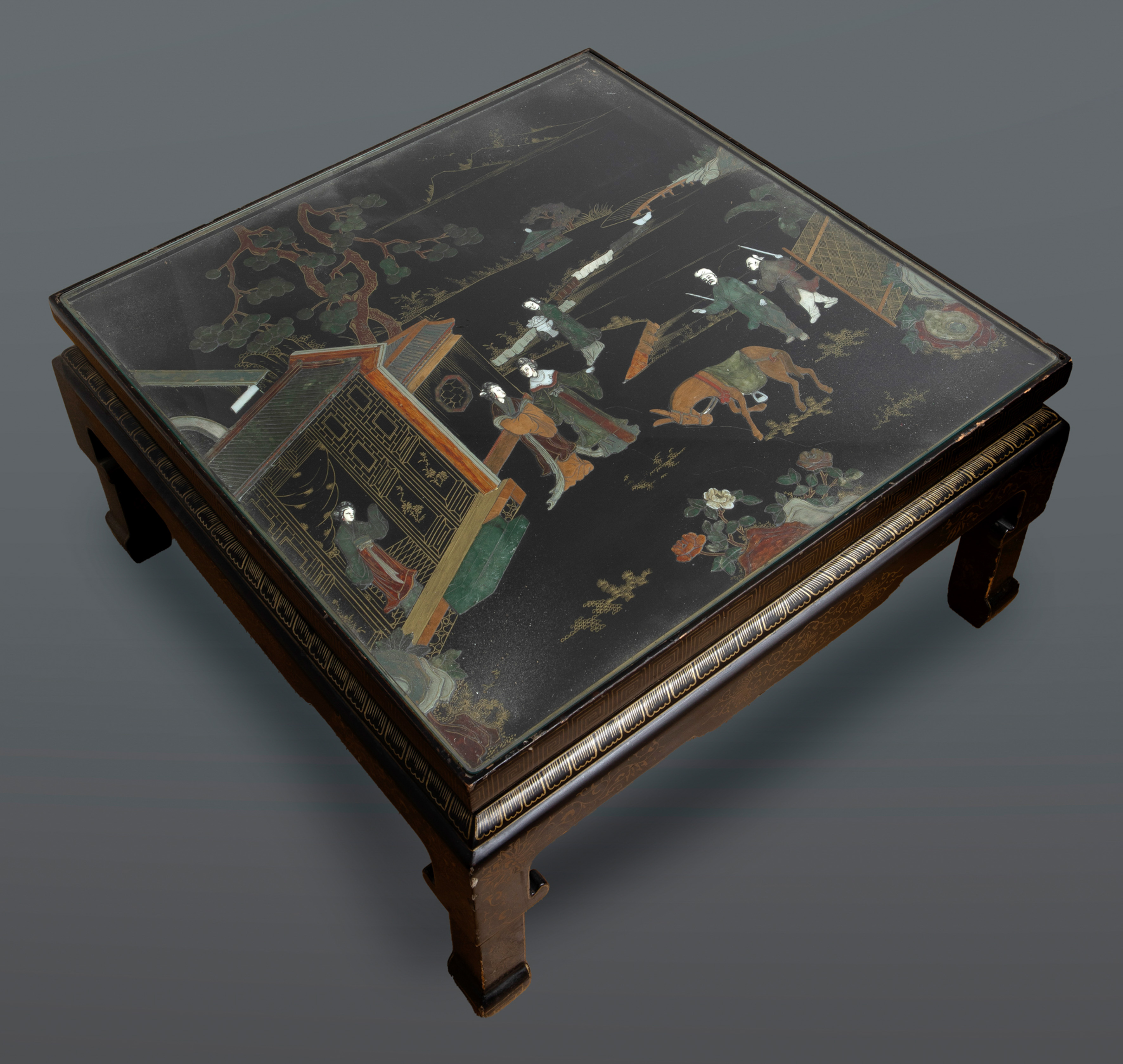 Mesa de centro en madera lacada con decoración de chinoiserie en piedras duras. 
Medidas: 42 x 75...
