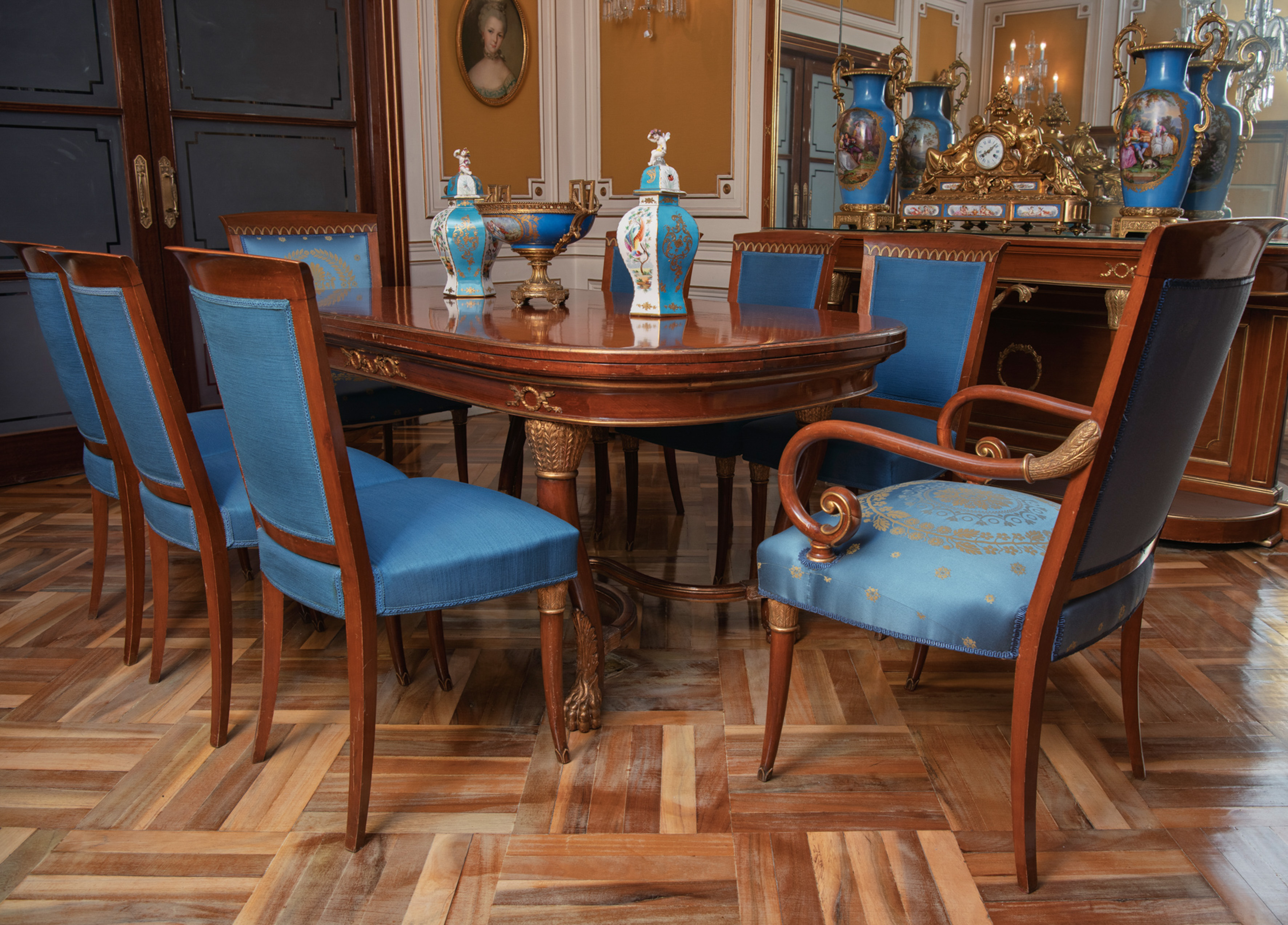 LUIS LAORGA (Madrid, 1919-1990)
Juego de comedor estilo Imperio.
Compuesto por mesa en madera de...
