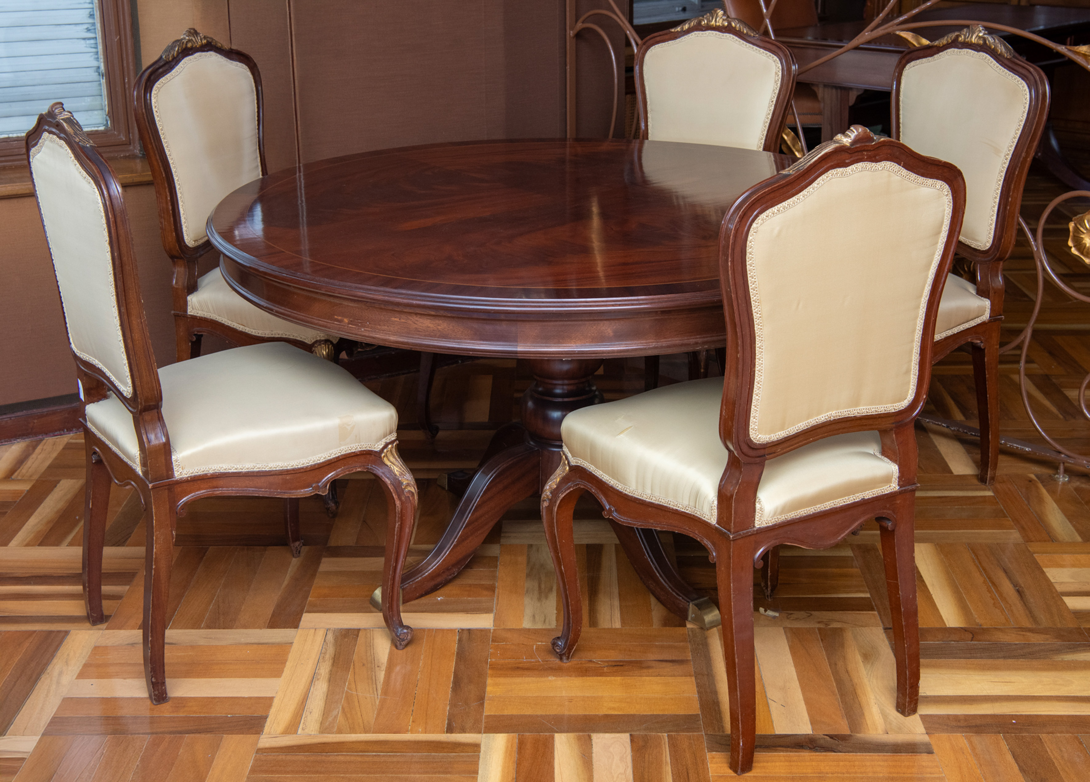 LUIS LAORGA (Madrid, 1919-1990)
Juego de comedor formado por: 
Mesa de comedor circular estilo...