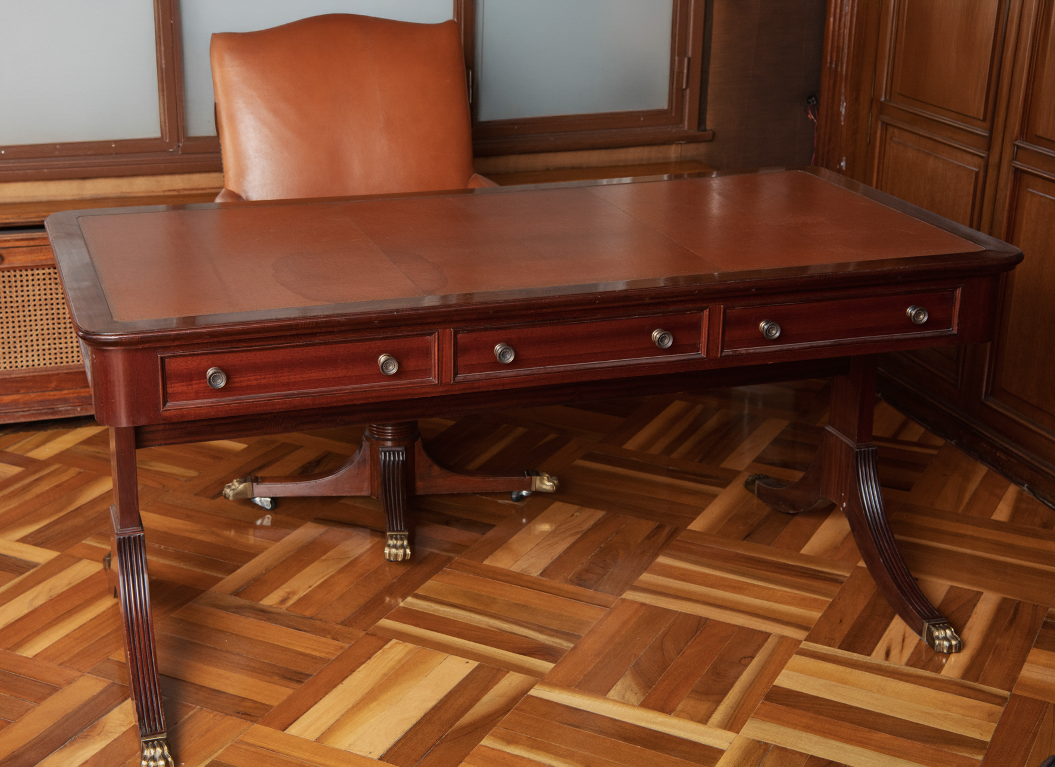 Juego de despacho compuesto por:
Mesa de escritorio de estilo inglés.
En madera de castaño, con...