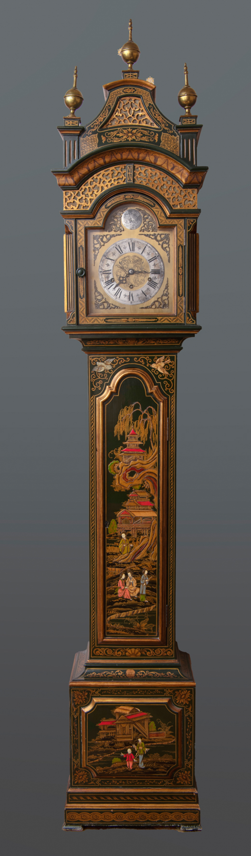 Reloj Grandfather, Simpson Eriker 
En madera lacada en verde carruaje con decoración de chinoseries...