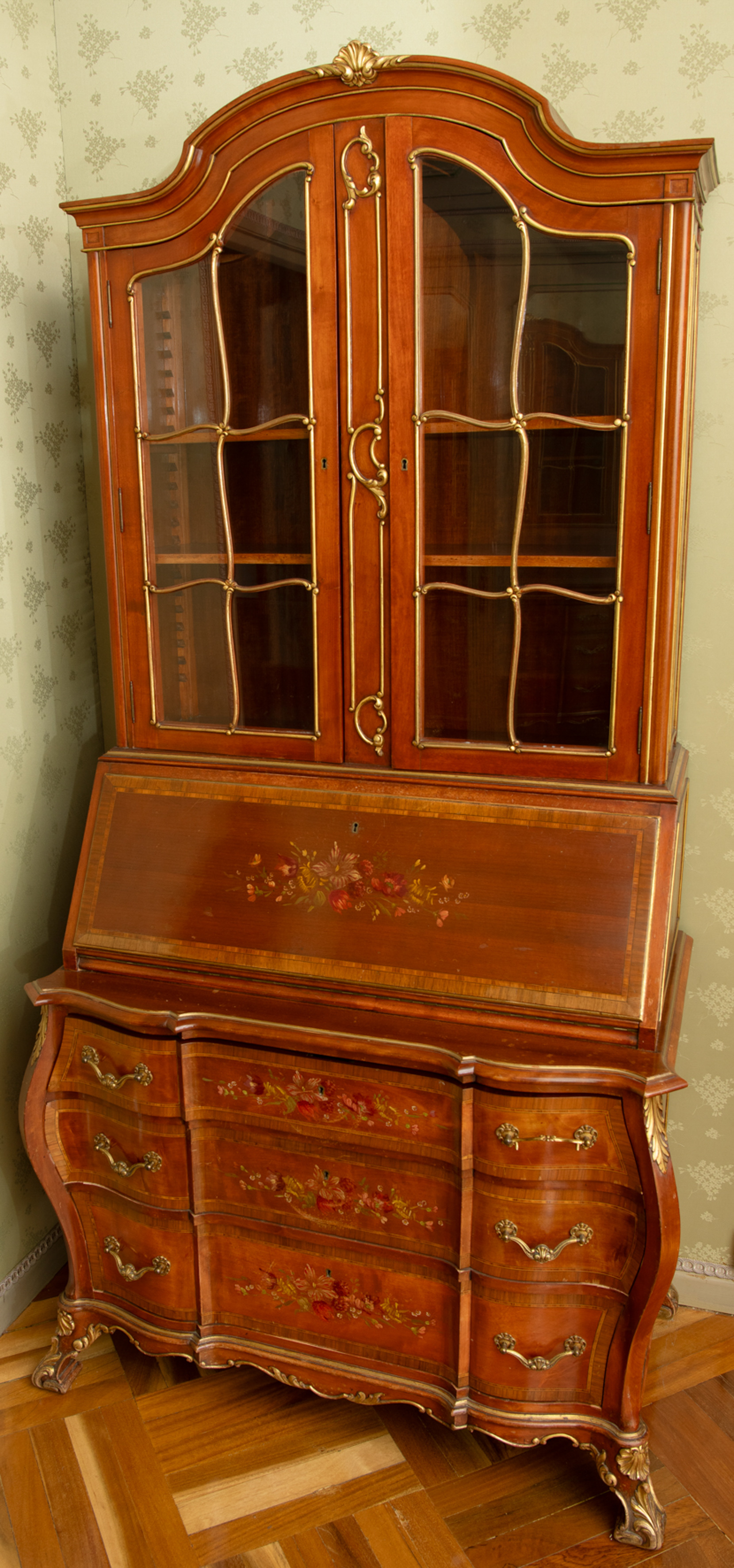 Buró abattant de dama,  España, ca. 1850
En madera de nogal con decoración de flores y guirnaldas...
