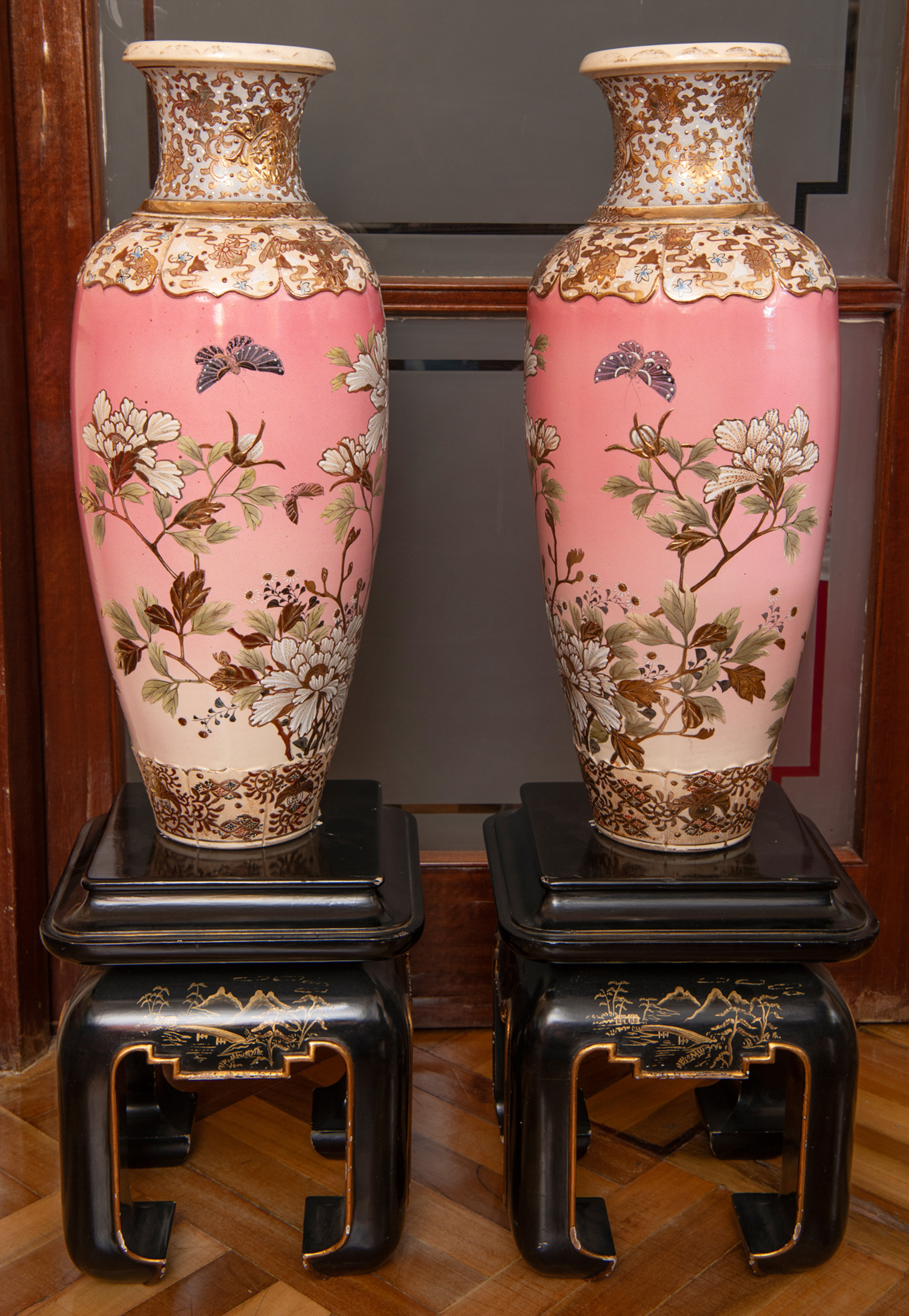 Pareja de jarrones en porcelana rosa, China, S. XX.
Con decoración esmaltada de aves y flores....