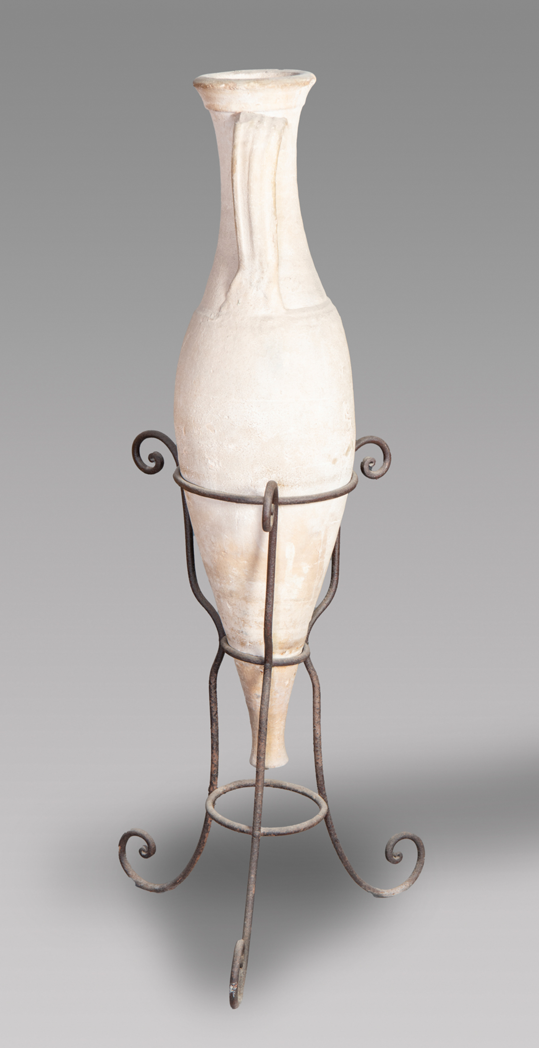 Gran ánfora decorativa con soporte en hierro forjado.  
Altura: 140 cm.