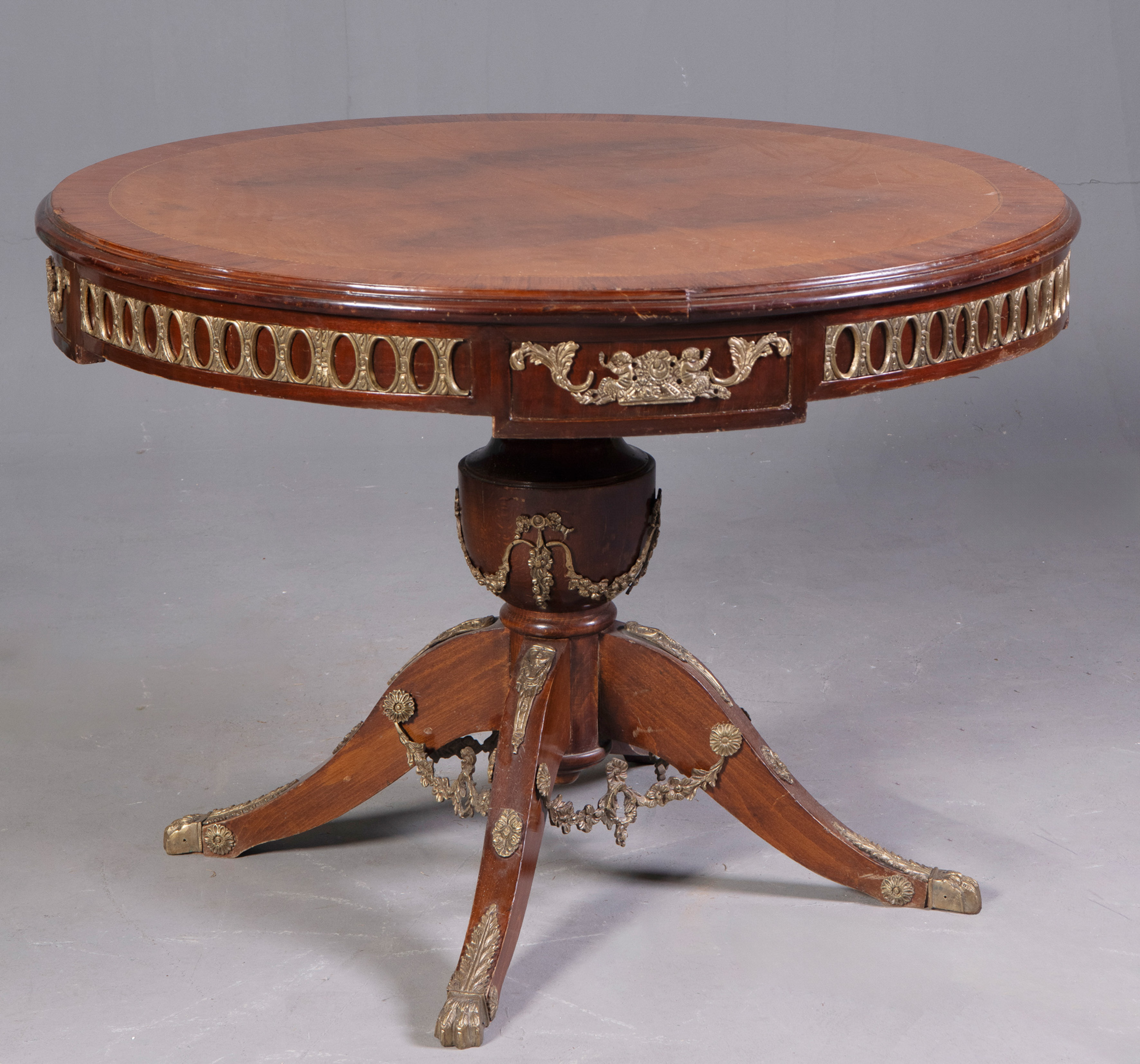 Mesa velador estilo inglés 
En madera con aplicaciones en bronce dorado en cintura y en pie...