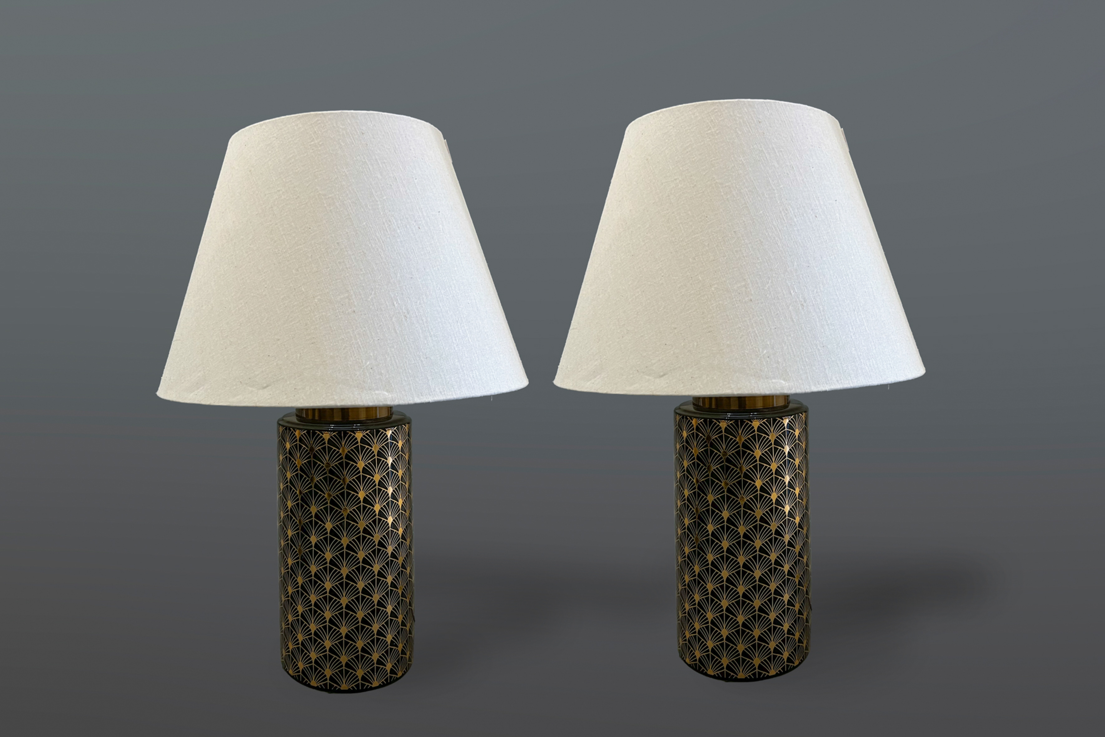 Pareja de lámparas de mesa estilo Art Decó en cerámica negra y motivos en dorado. Pantallas en...