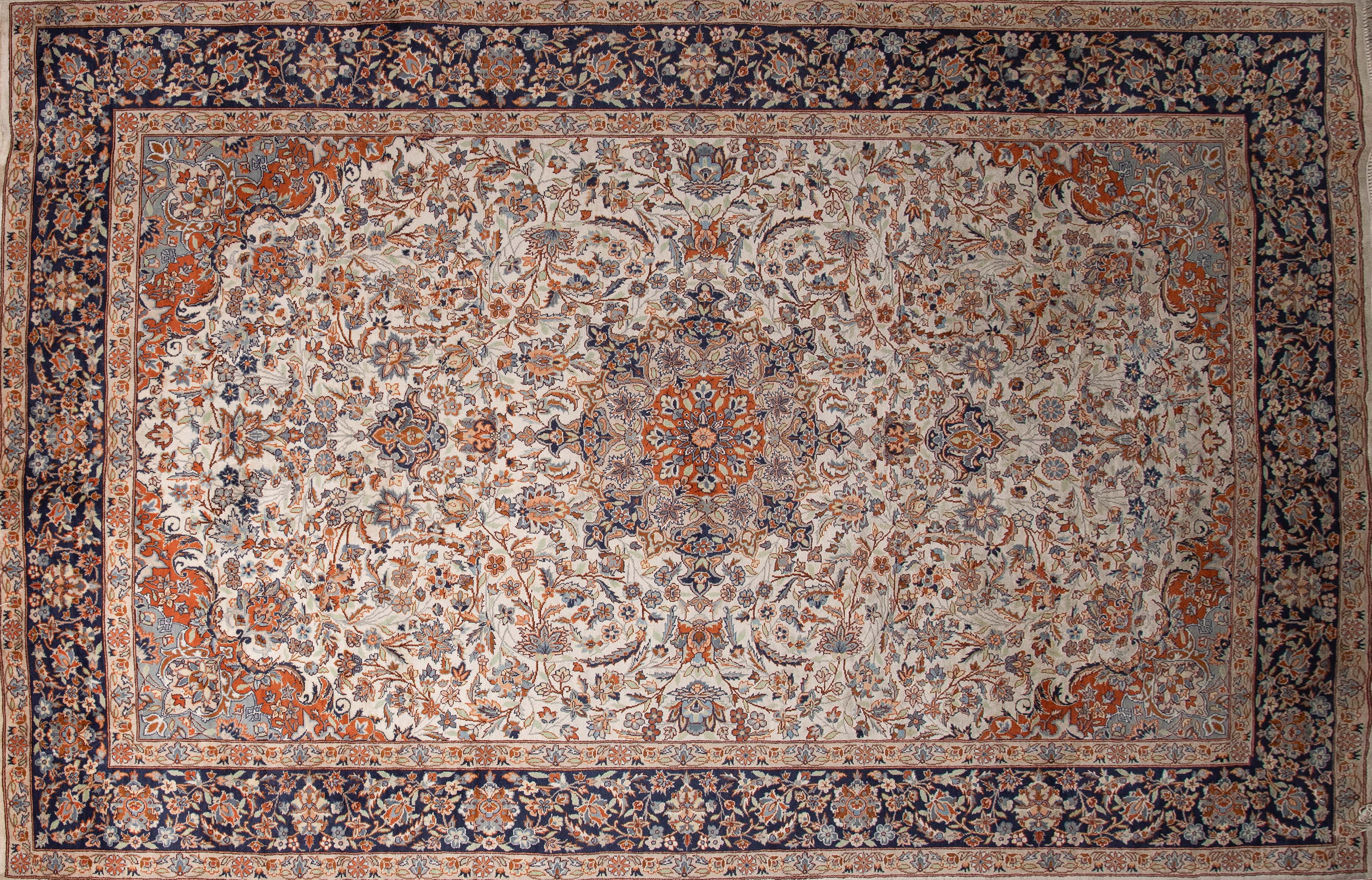 Alfombra Herati, med.S. XX
En campo color ocre con gran medallón central. Borde principal en  color...