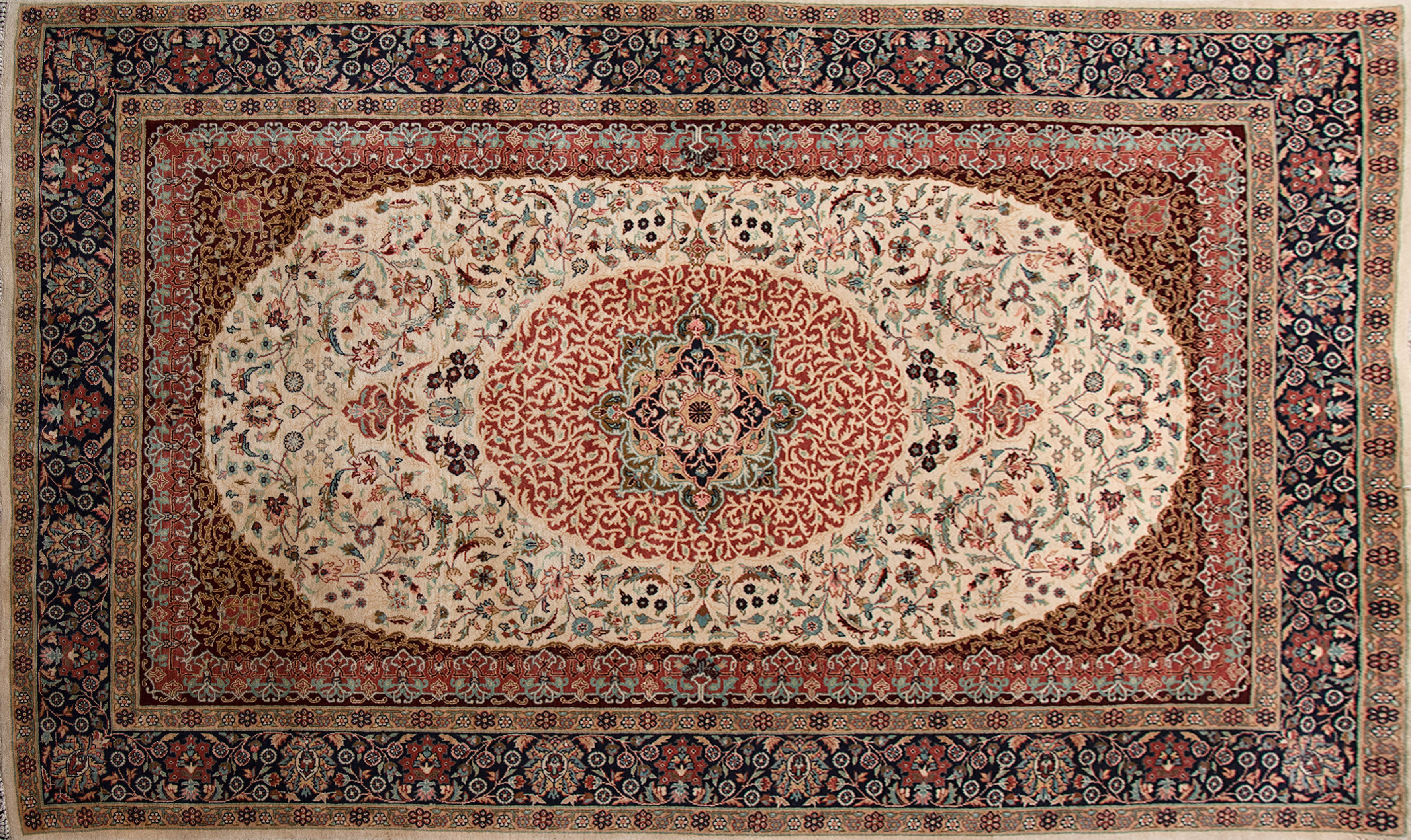 Alfombra Tabriz, med. S. XX
En lana anudada a mano.Campo color burdeos con decoración de medallón...