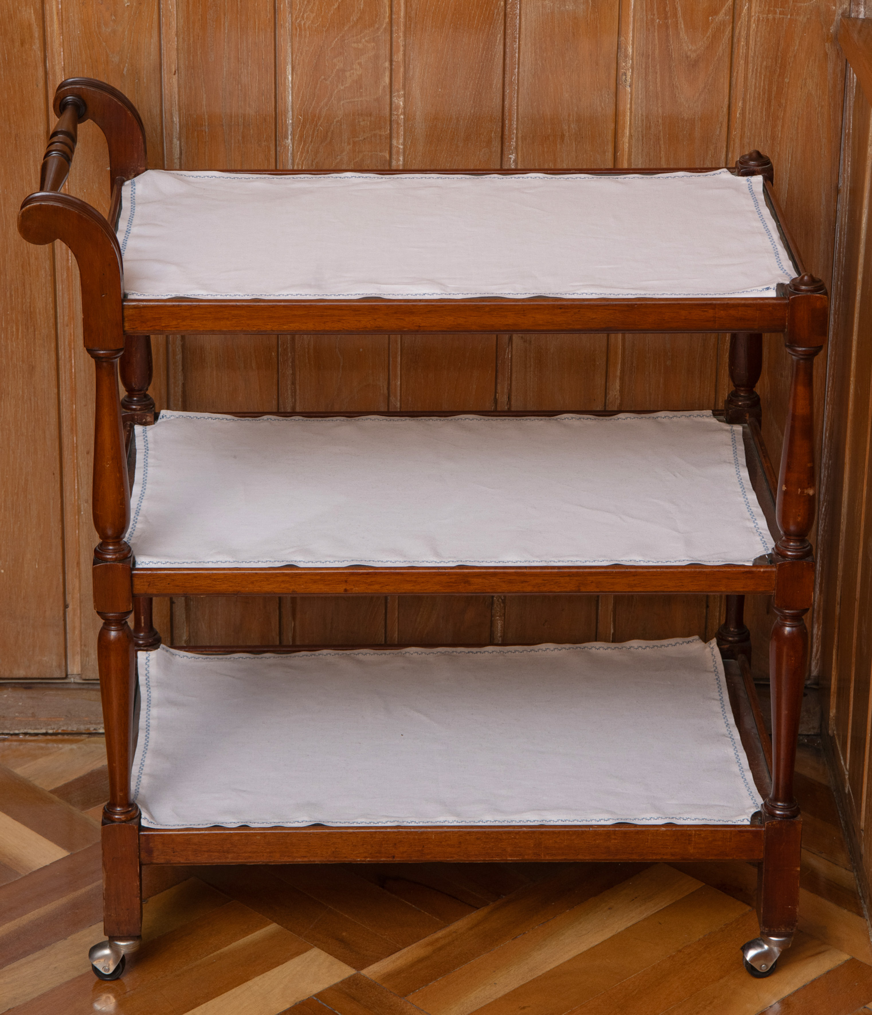 Carrito camarera de tres alturas en madera de caoba. 
Medidas: 88 x 39 x 70 cm.