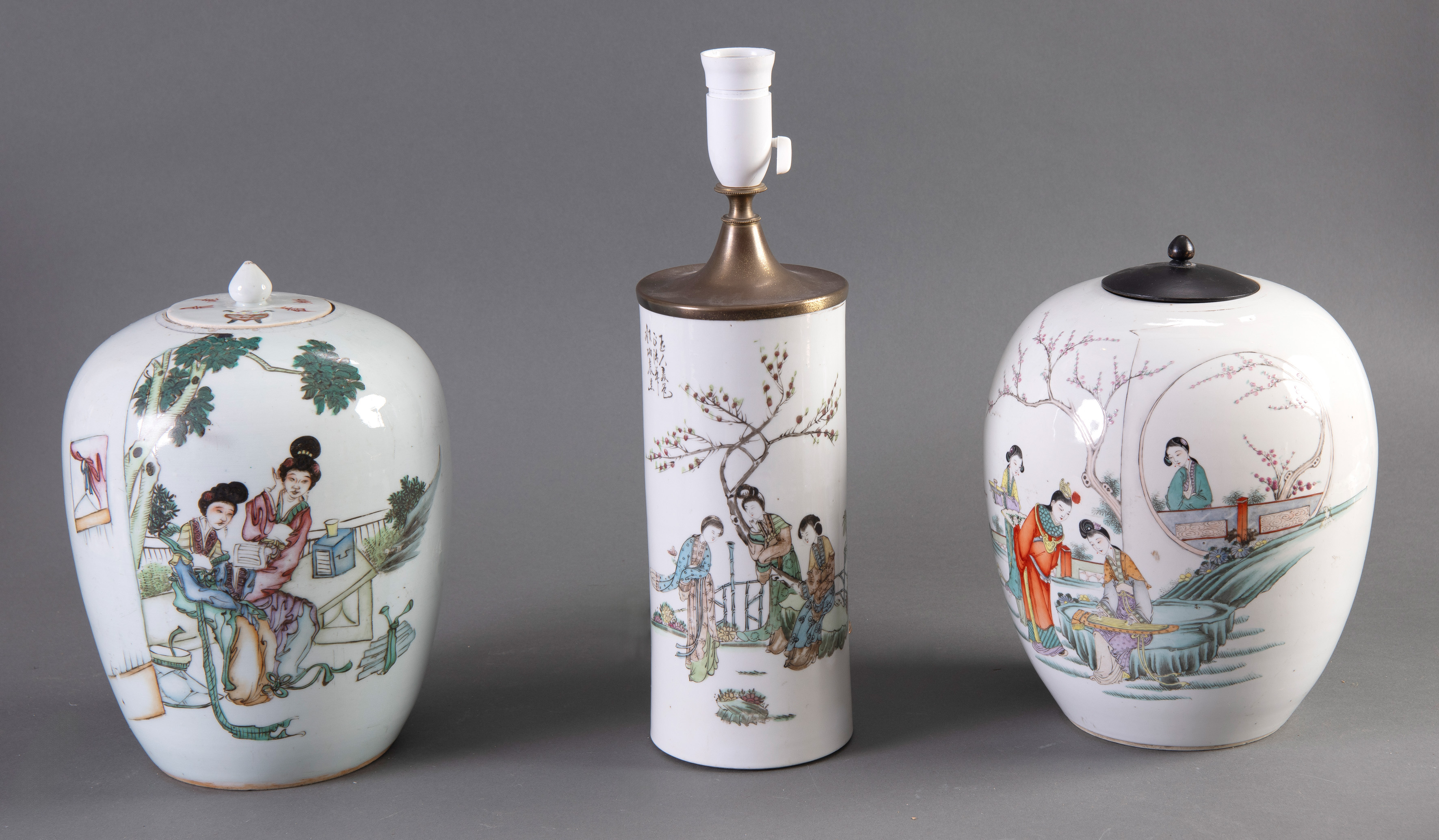 Lote compuesto por:

- Pareja de tibores chinos con tapa. 
En porcelana blanca esmaltada con...