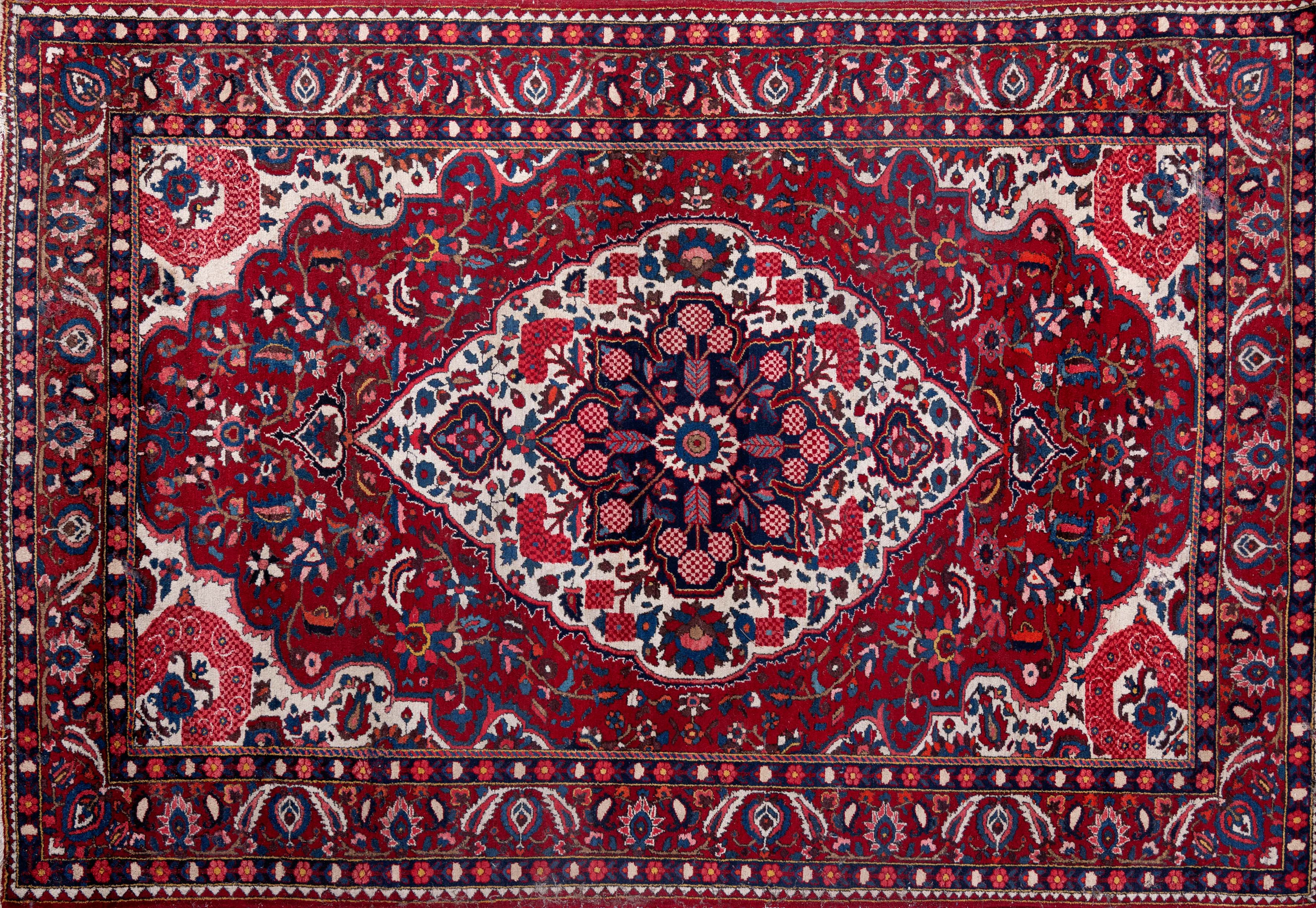 Alfombra oriental campo color rojo con medallón central en tono beige. Bordura perimetral en rojo...