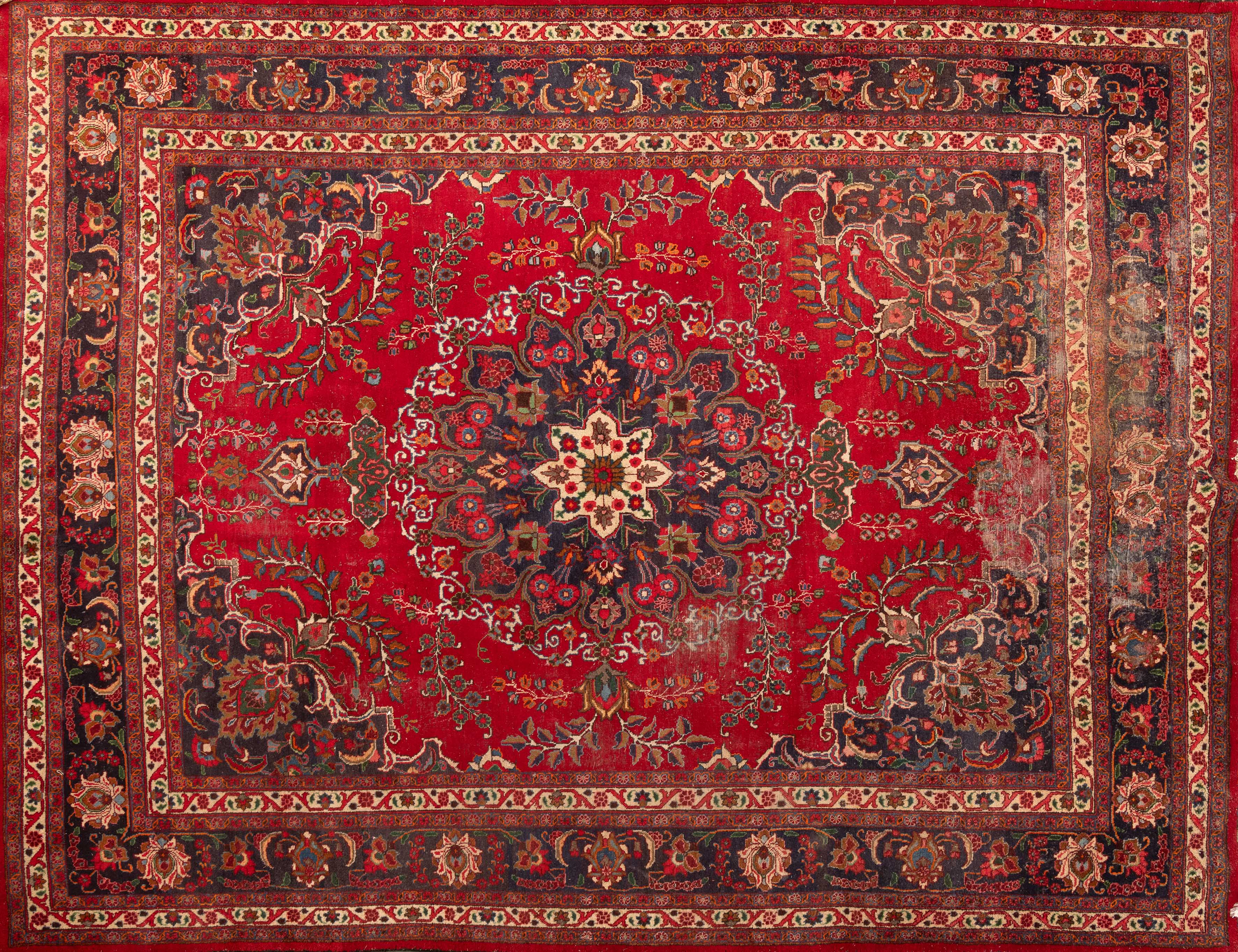 Alfombra oriental campo color rojo con gran medallón central azul. Bordura perimetral en azul....
