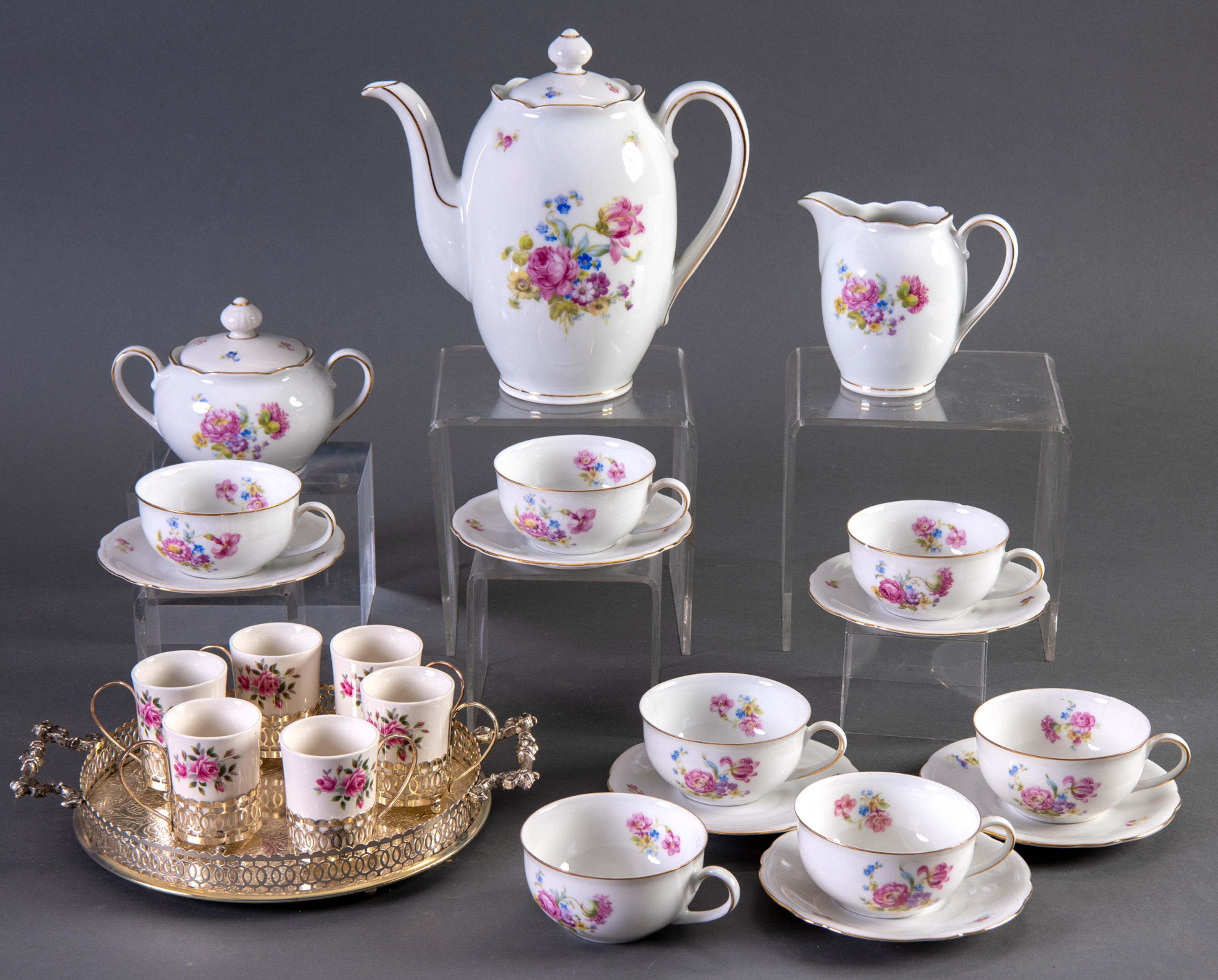 Lote formado por:

- Juego de café en porcelana de Bavaria. 
Compuesto por siete tazas, cafetera,...