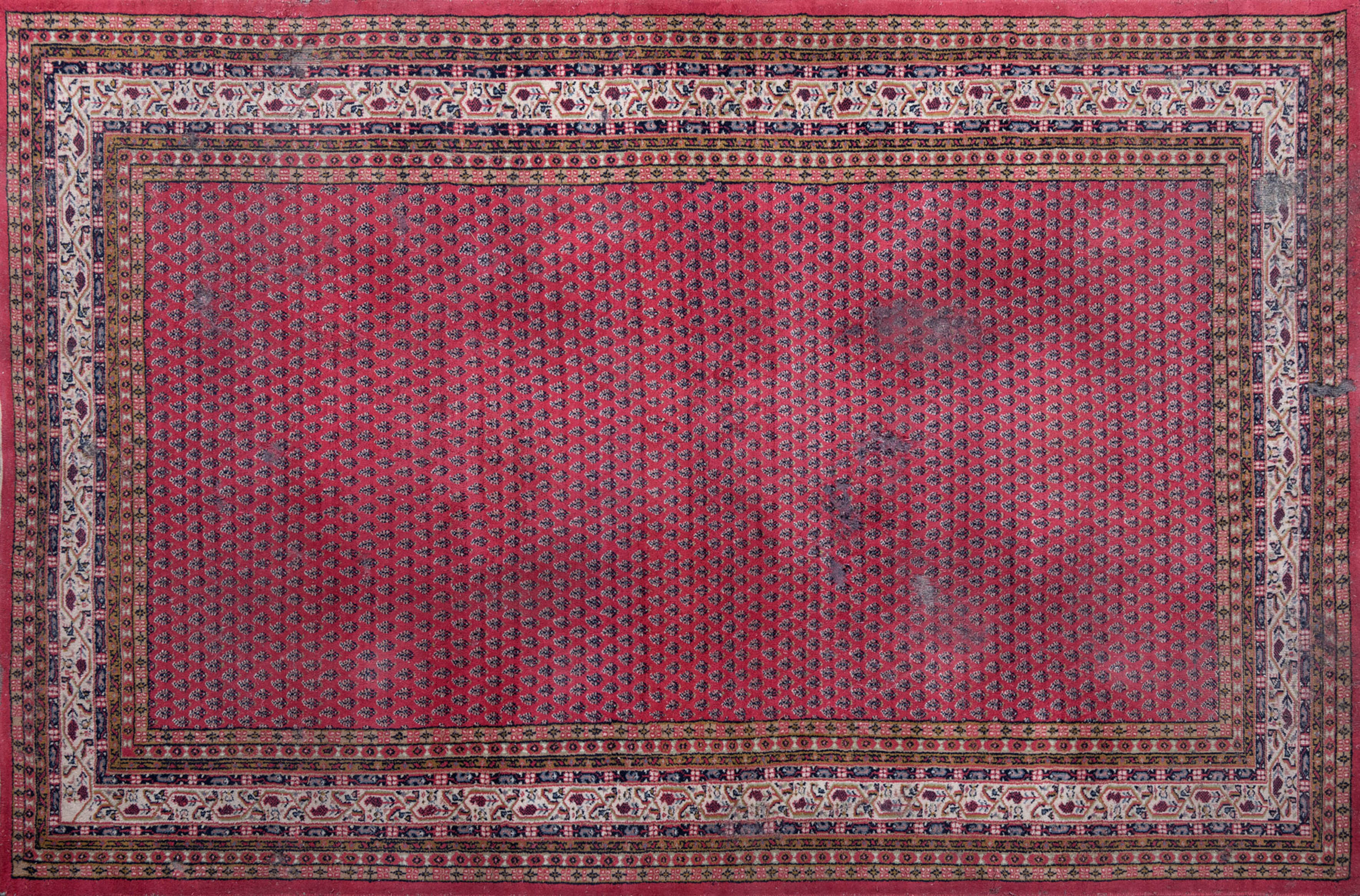 Alfombra oriental sobre campo color rosa con decoración de motivos de boteh. 
Con...