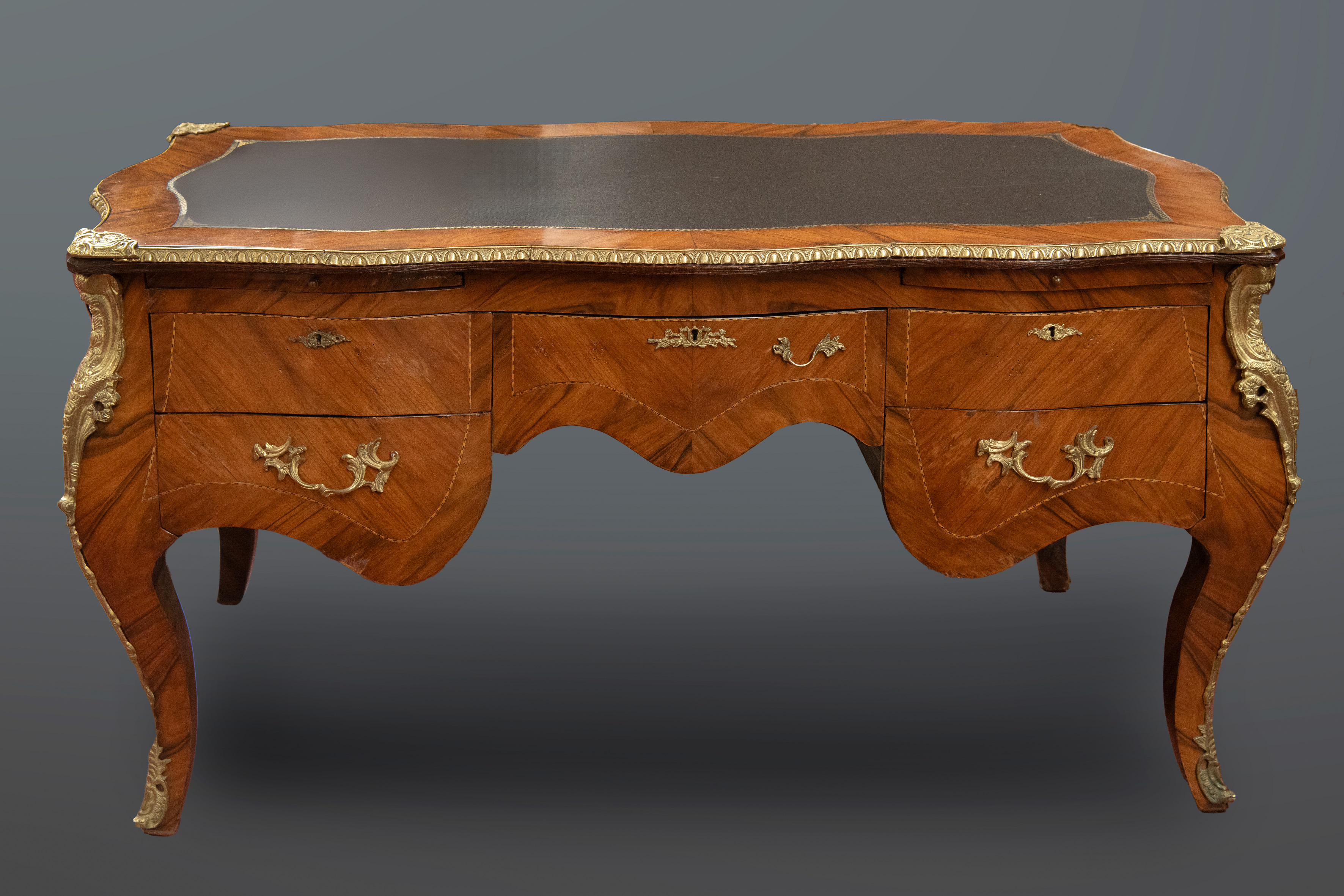 Bureau plat Napoleón III estilo Luis XV, Francia, ca. 1870
En madera de palo rosa. Monturas en...