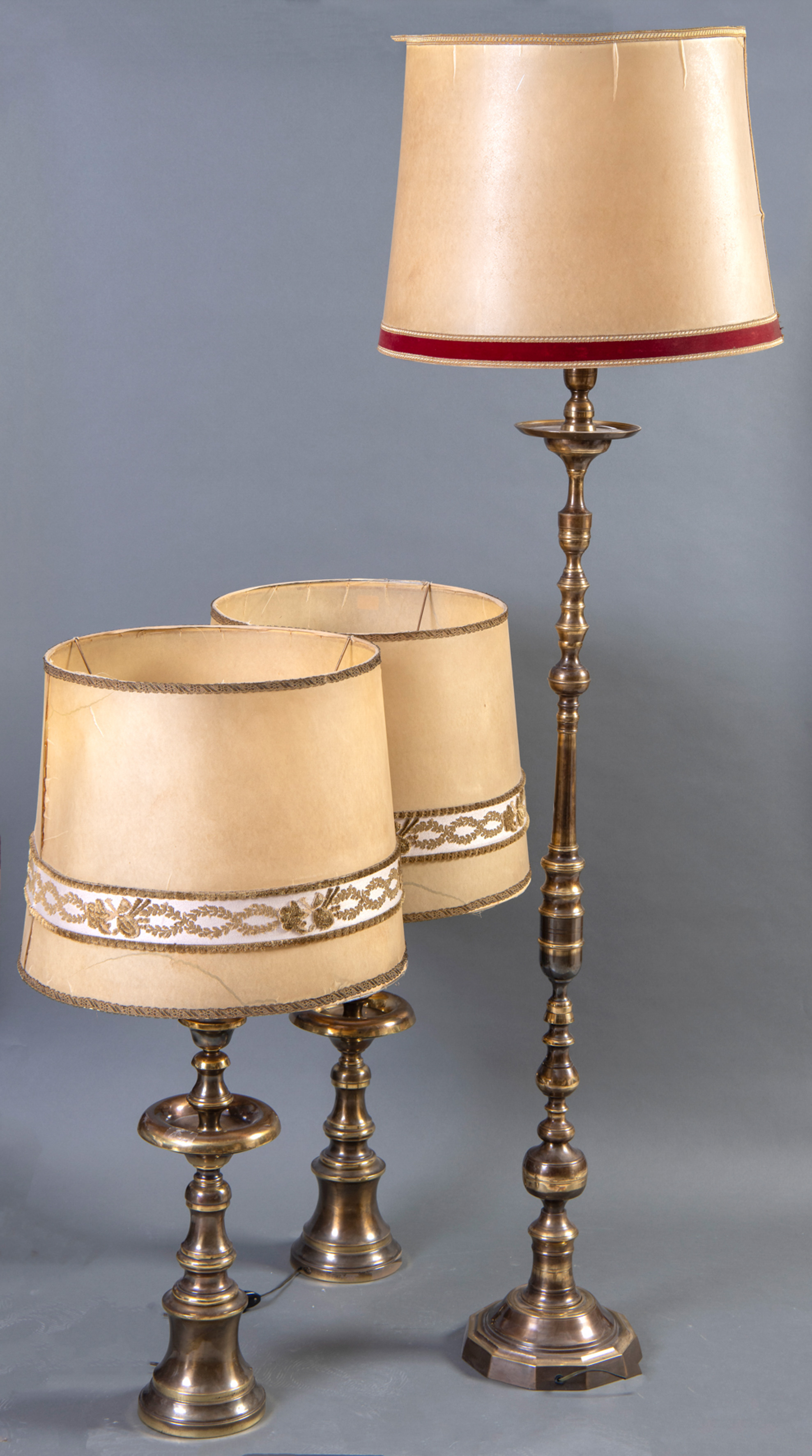 Pareja de lámparas de sobremesa estilo español 
En bronce dorado con perfil abalaustrado. Se...