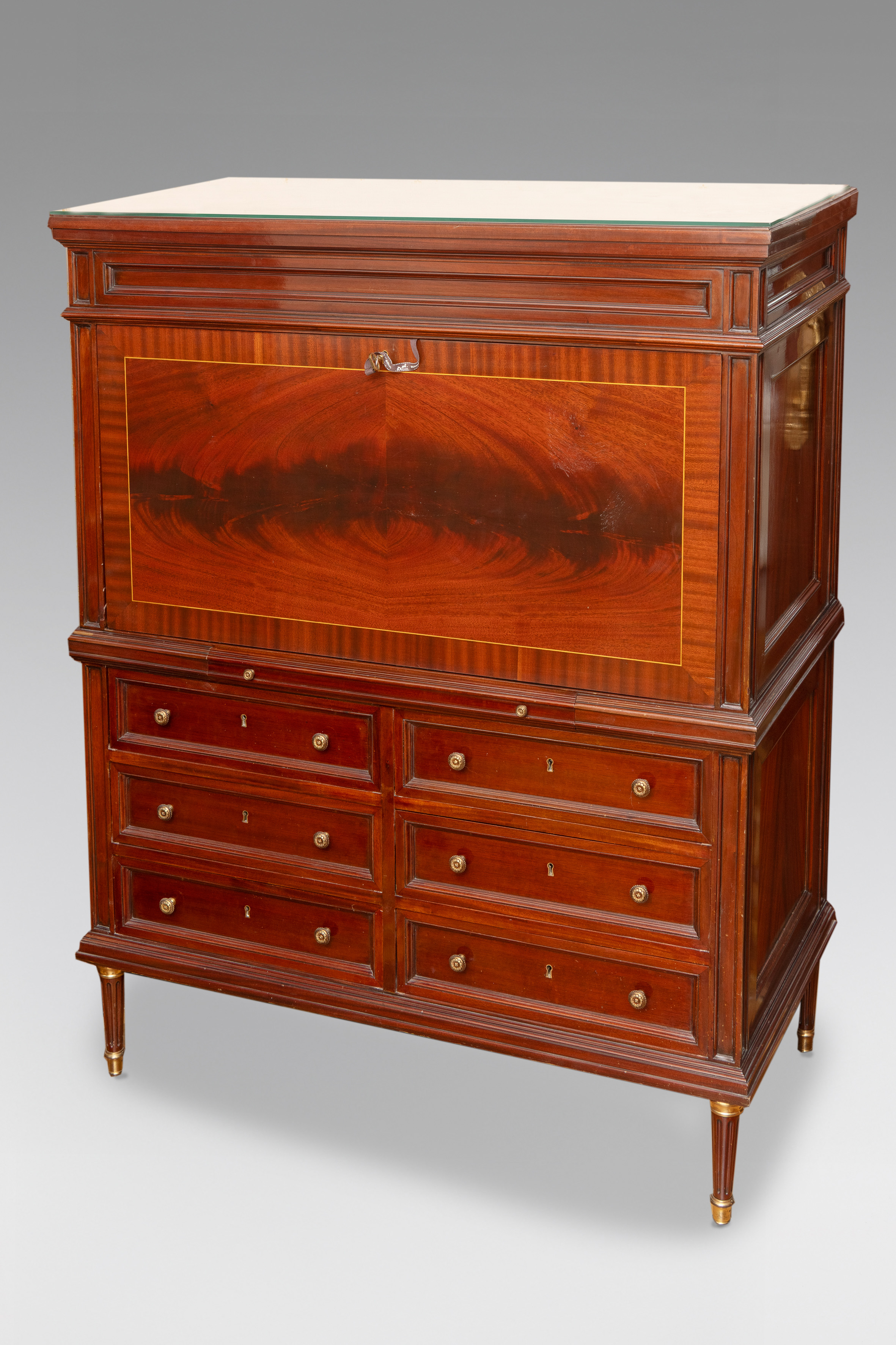 Mueble á abbatant estilo Luis XVI.
En madera de caoba. 
Dividido en dos cuerpos, el inferior con...