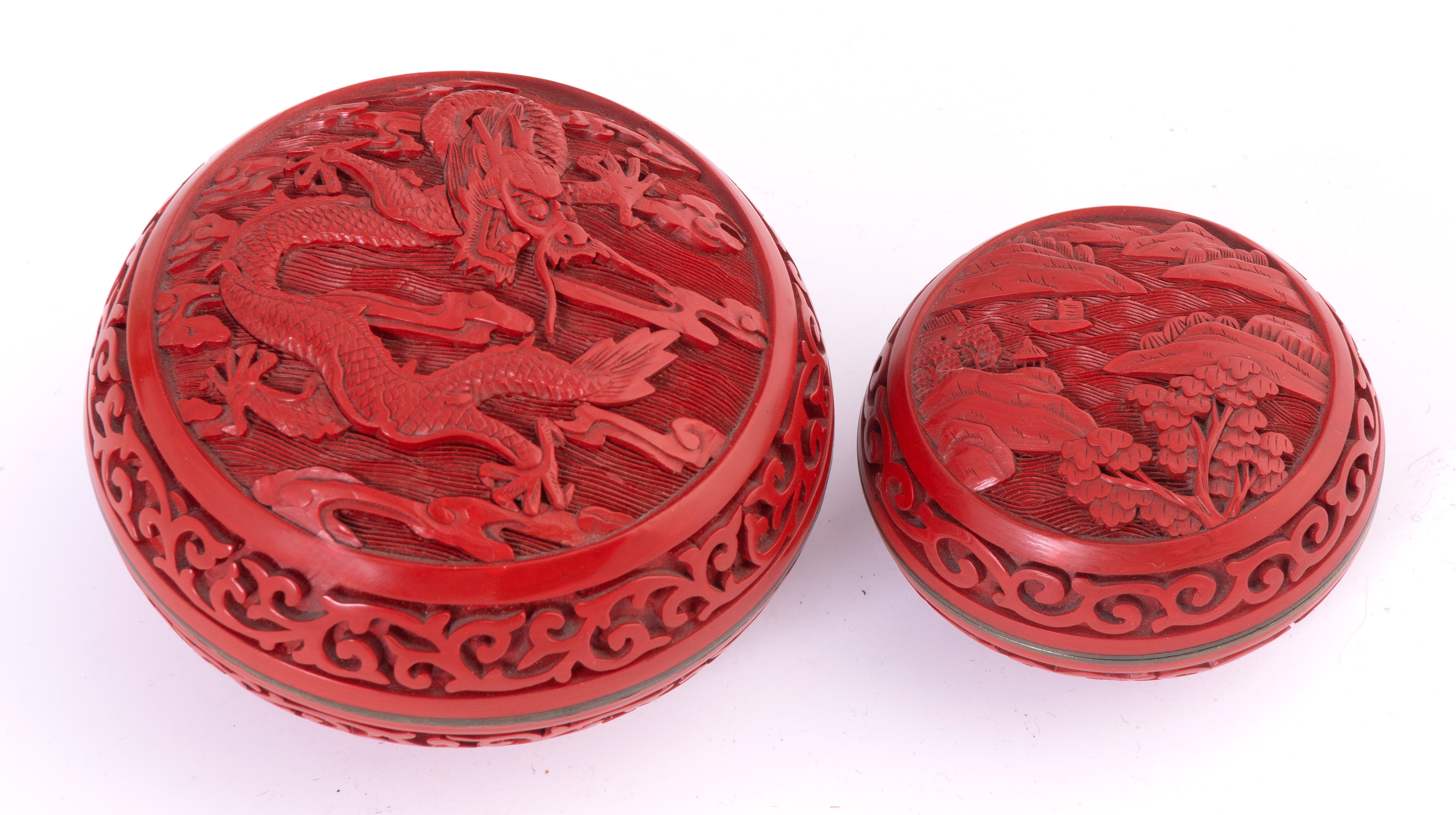Pareja de cajitas chinas en laca roja con decoración tallada de paisaje y dragón imperial....