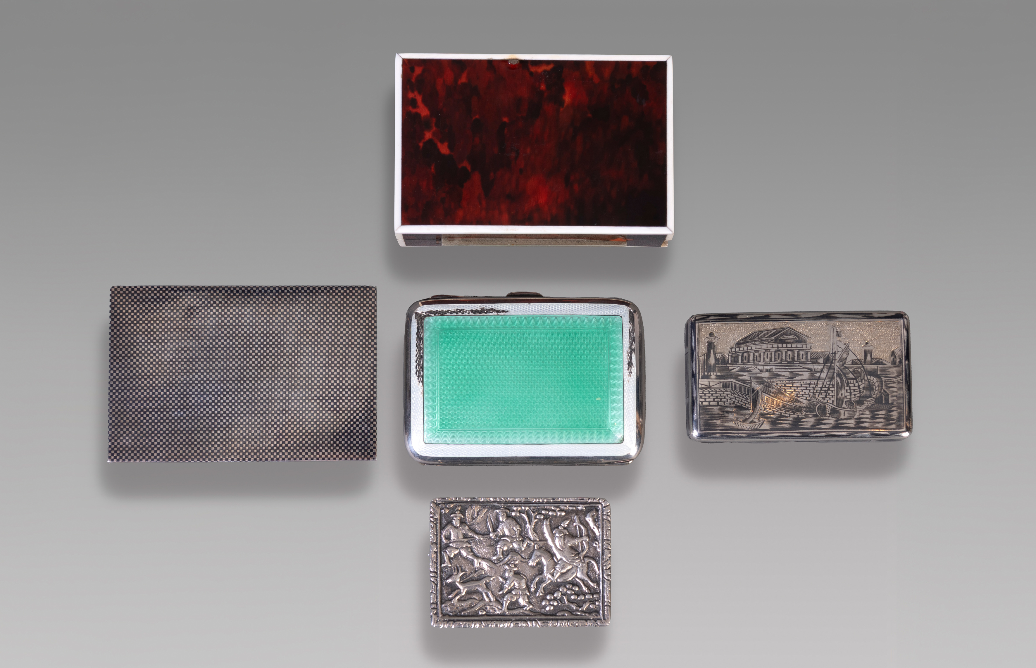 Lote de cinco piezas de colección, siglos XIX y XX: cajitas y pitilleras. Plata, esmalte y carey....