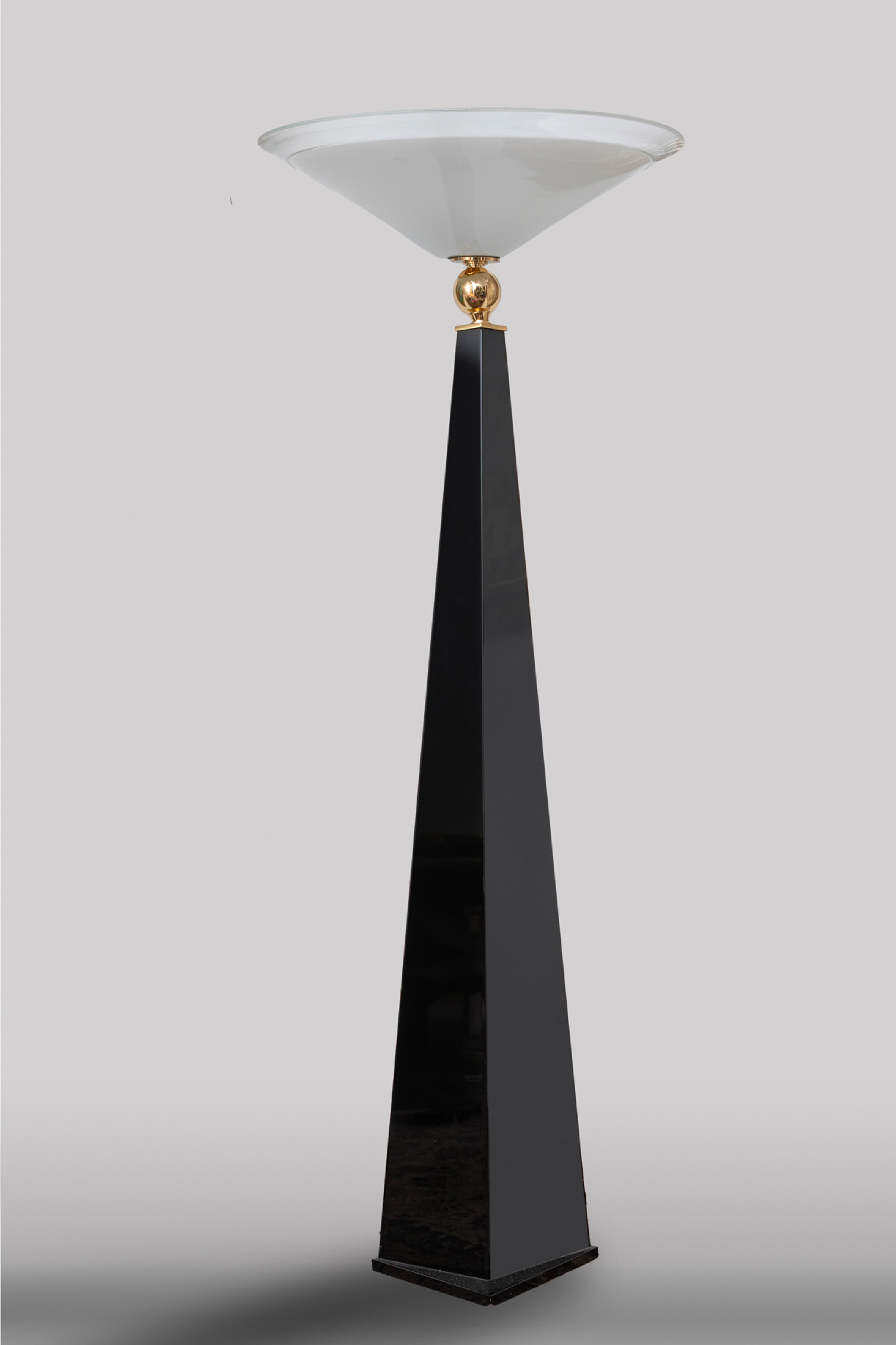 Gran lámpara de pie de diseño contemporáneo en madera lacada en negro, fuste piramidal, gran...