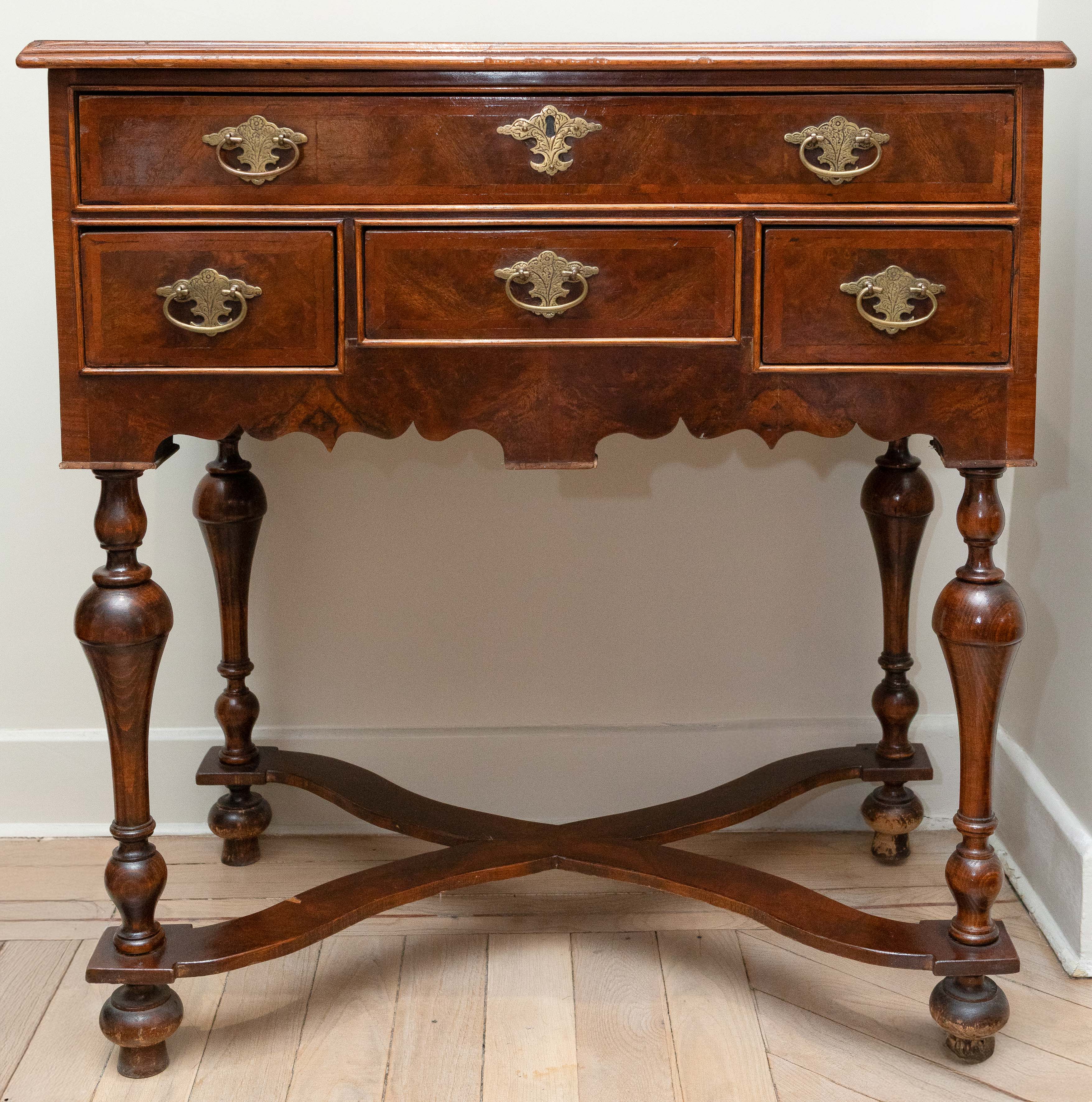 Mueble auxiliar William & Mery, Inglaterra, ca. 1850
Madera de raíz. Tiradores en bronce...