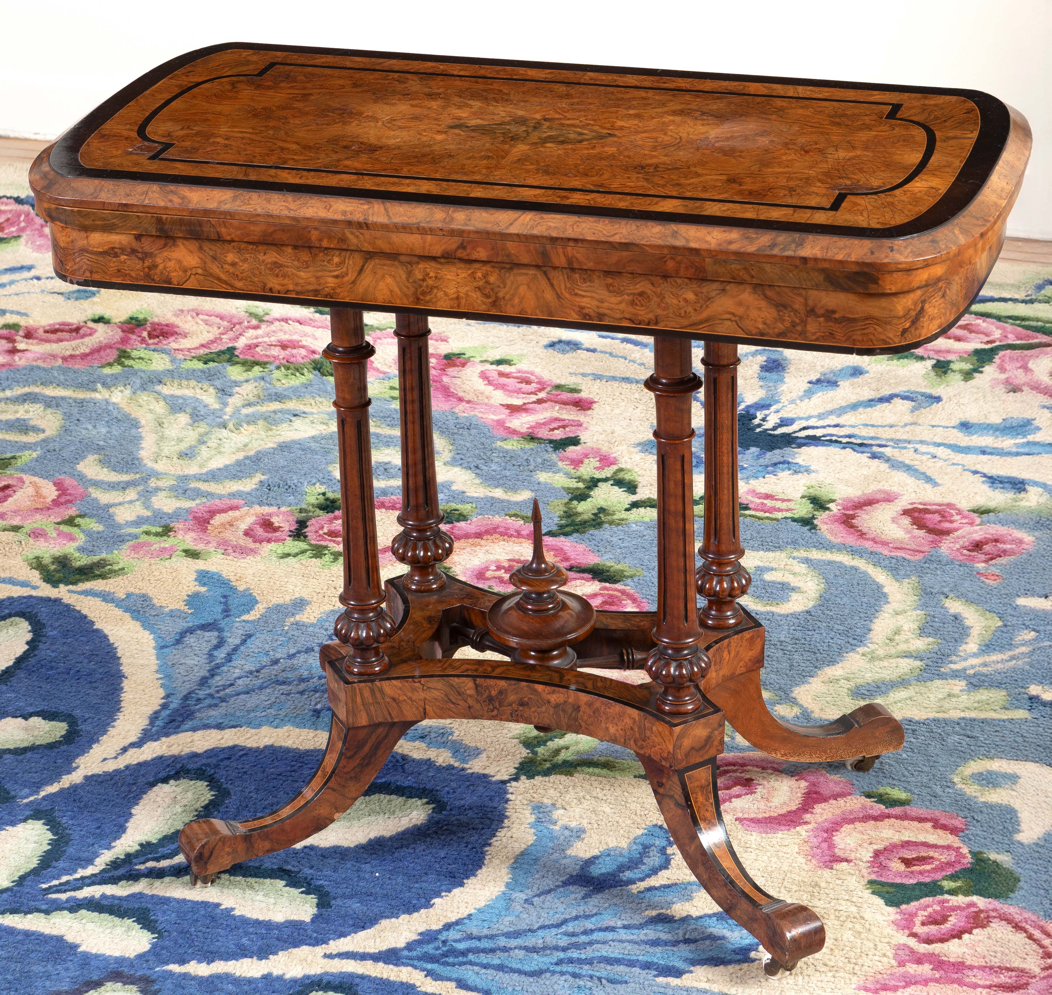 Mesa de juego victoriana, Inglaterra, ca. 1900
En madera de raíz de nogal.
Medidas: 75 x 46 x 88’5...