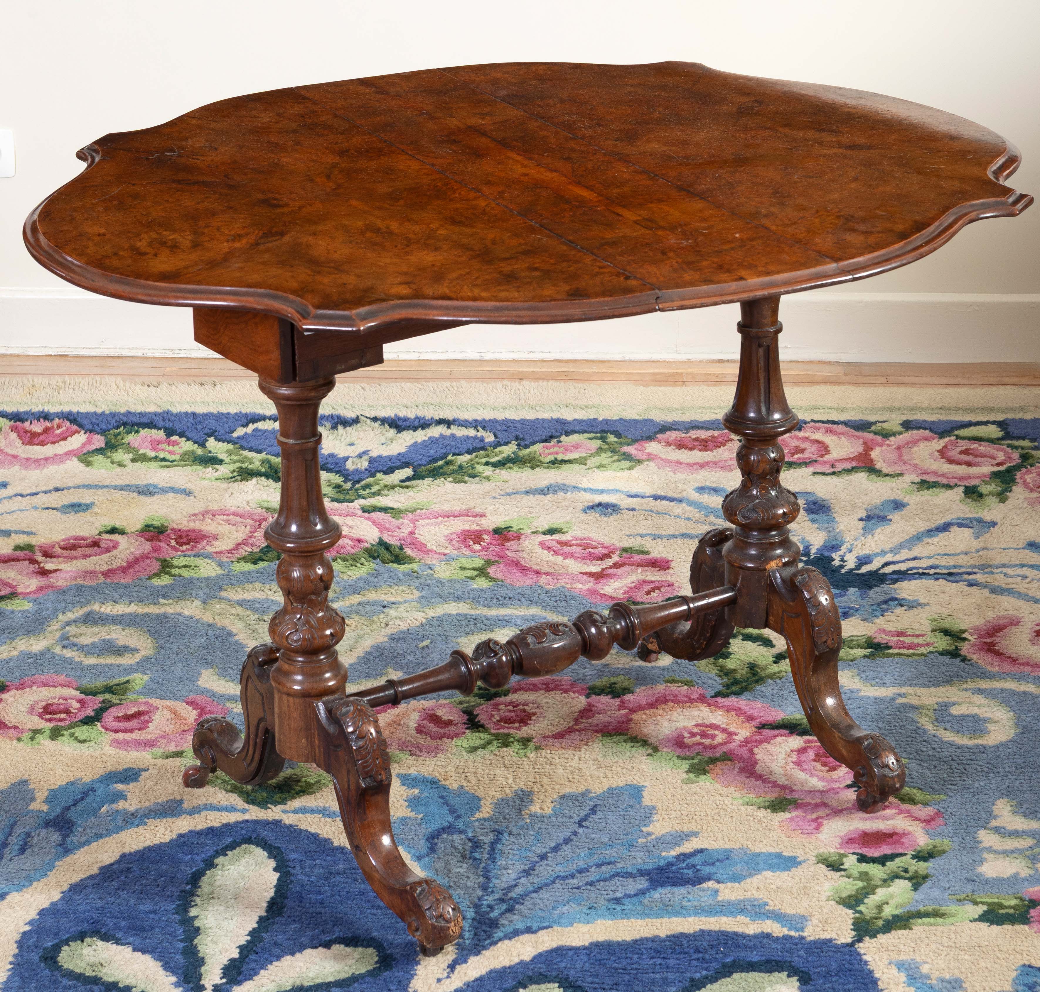 Mesa de alas de época victoriana, Inglaterra, S. XIX
Madera de raíz.
Medidas cerrada: 75 x 91...