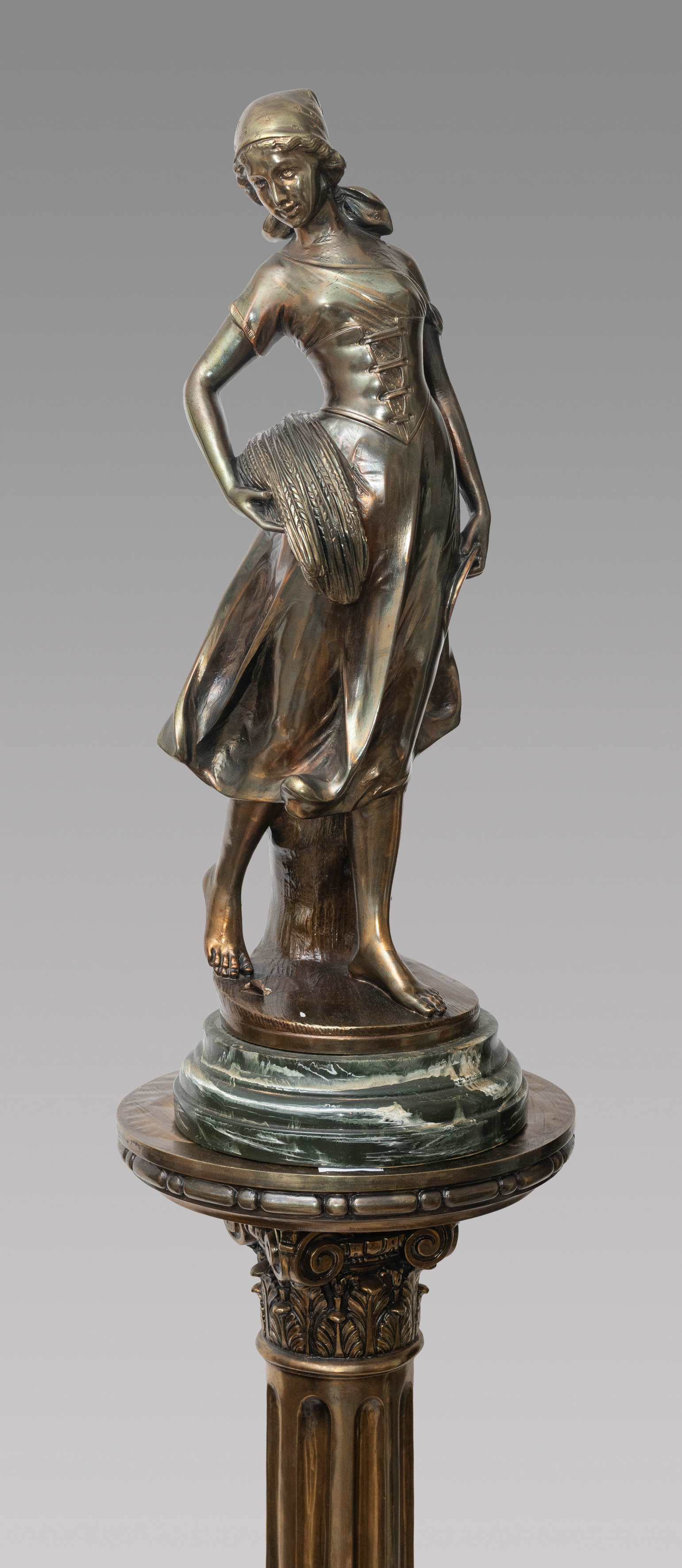 ESCUELA ESPAÑOLA S.XX 
"Pastora"
Escultura en yeso imitando bronce sobre pedestal imitando mármol...
