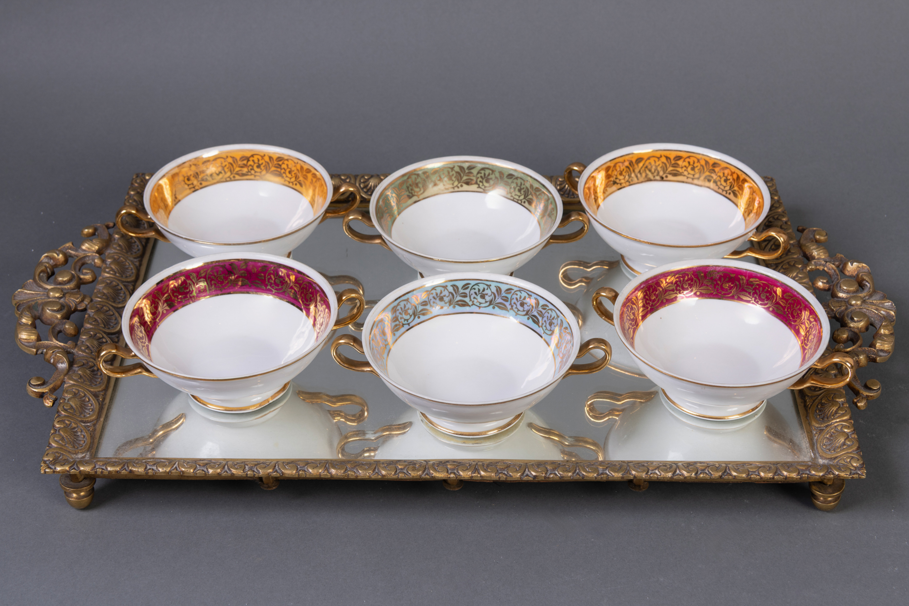 Lote compuesto por antiguo juego de consomé para 12 servicios en porcelana blanca esmaltada con...