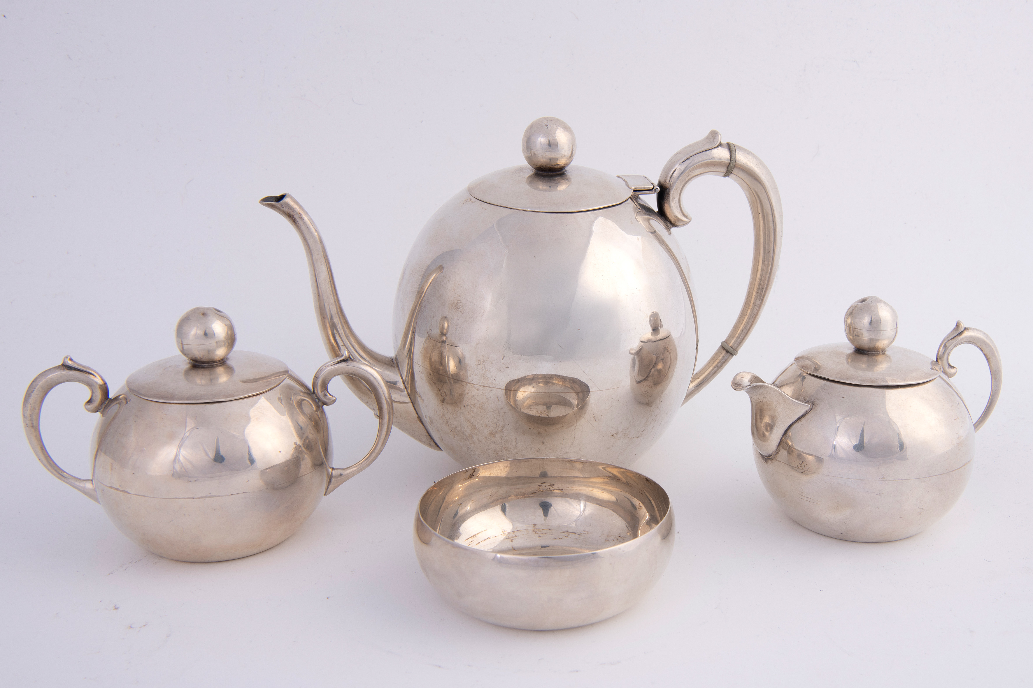 Juego de café en plata sterling mejicana, ley 950.
Compuesto por cafetera, lechera, azucarera y...