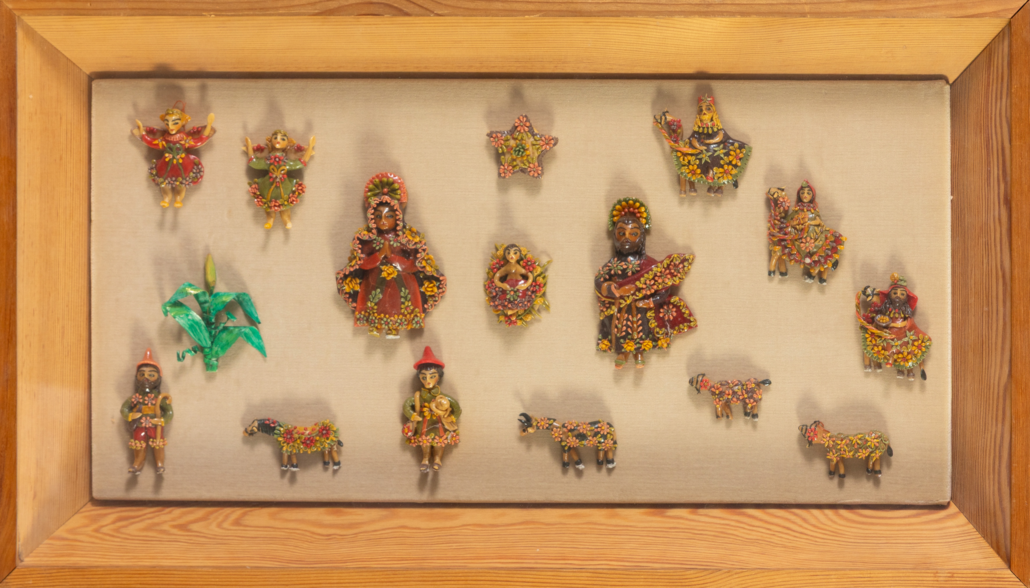 POPULAR S.XX
"Belen"
Colección de figuras de Belen hechas con masa de miga de pan y policromadas...