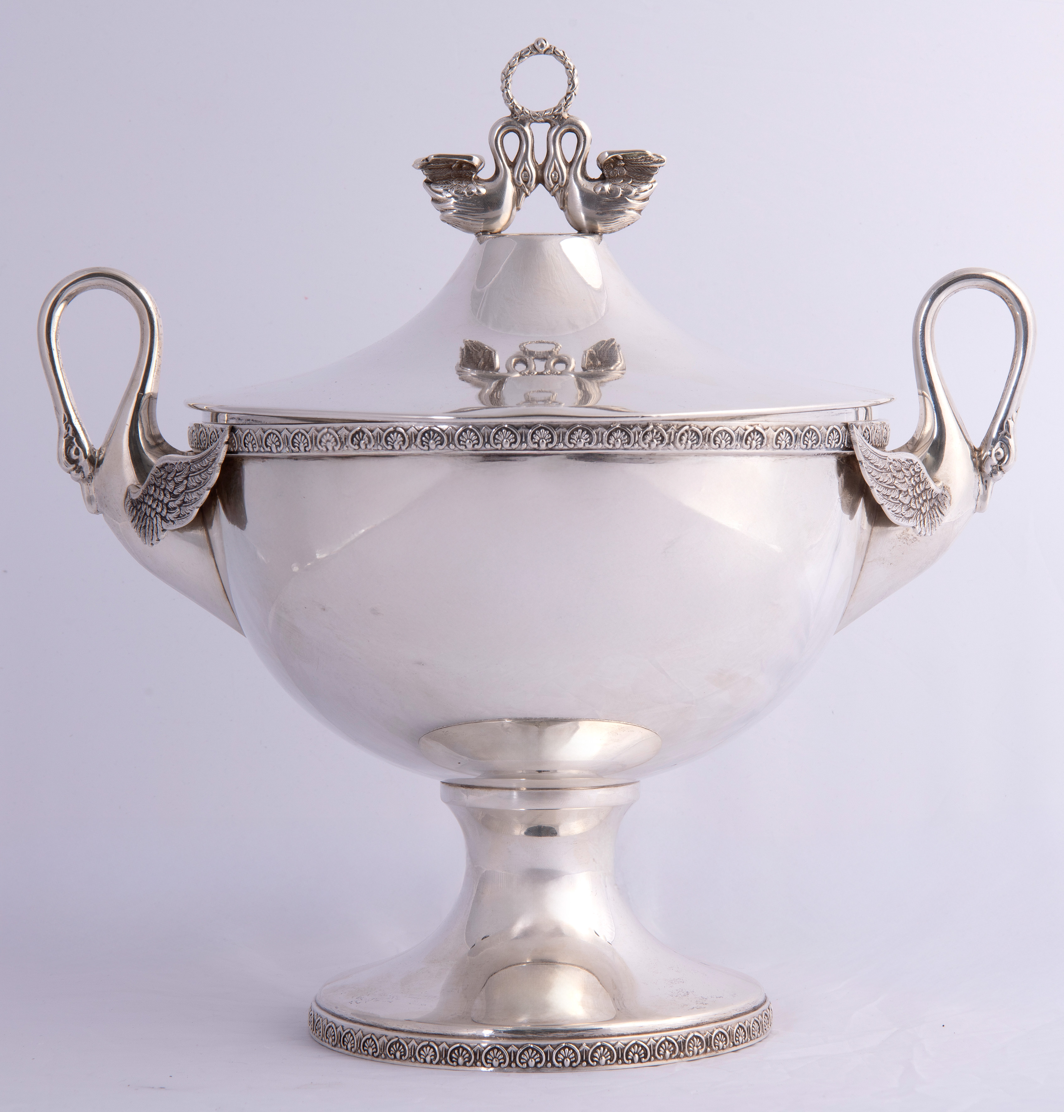 Sopera modelo cisne con tapa en plata española punzonada, ley 925, con marcas de Montejos y de...