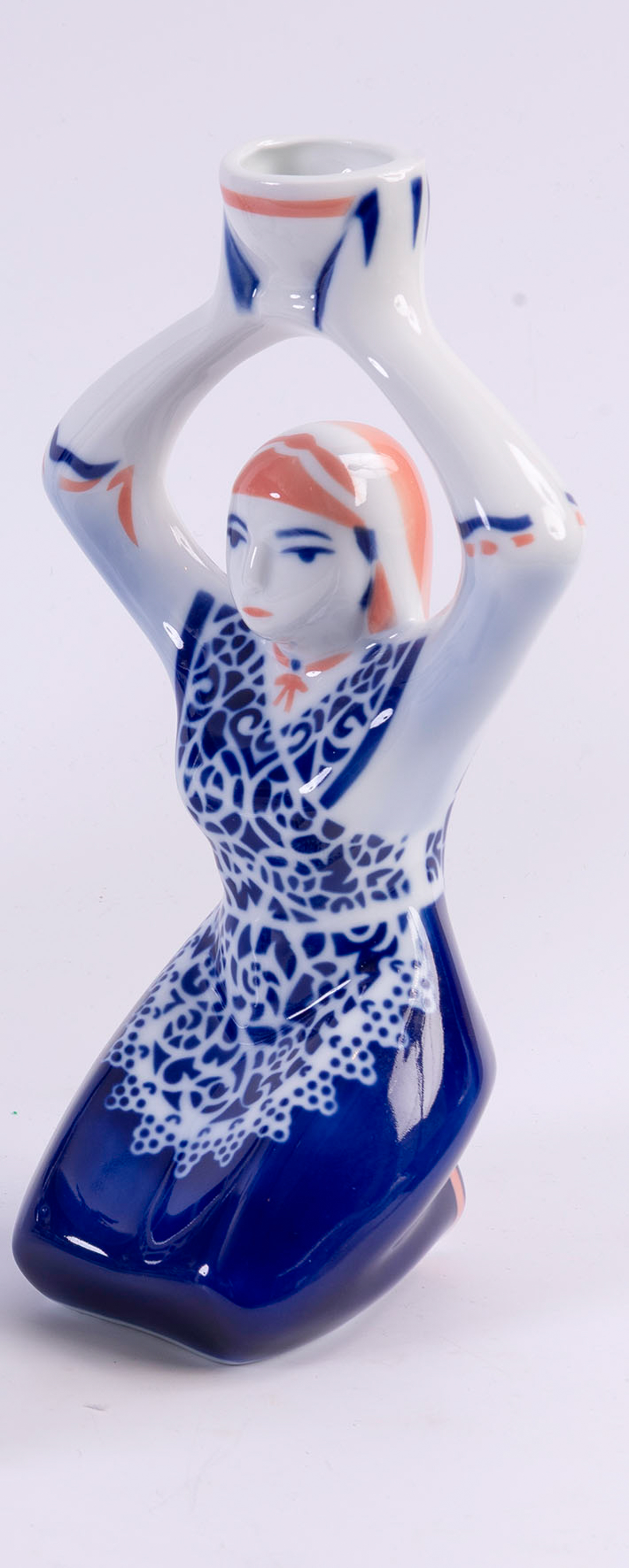 Figura en porcelana de Sargadelos, España, S. XX
"A ofrenda o vino"
Altura: 24'5 cm.