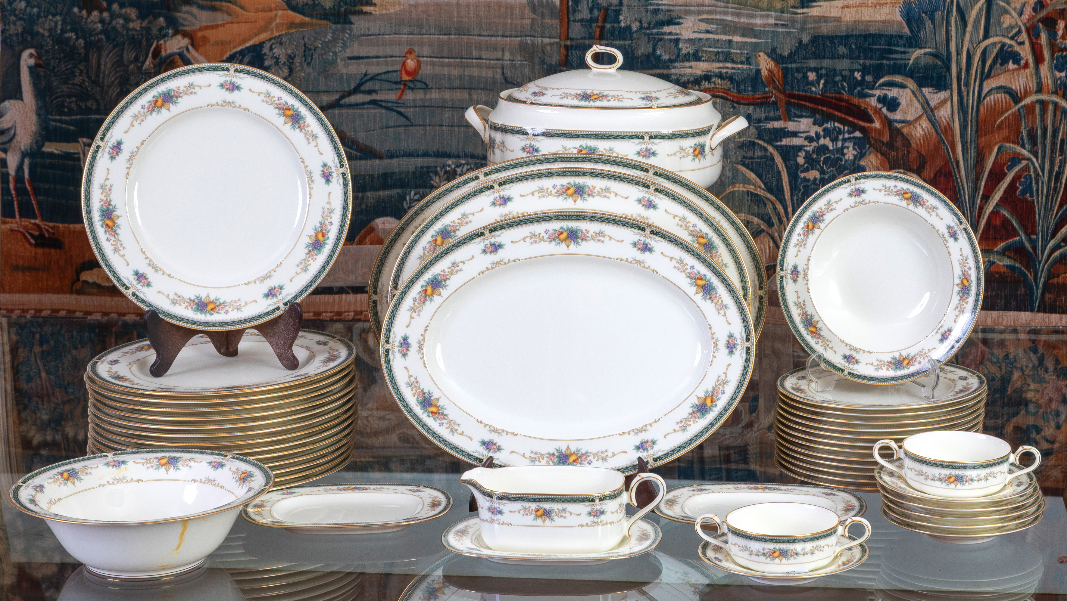 NORITAKE BELLCREST 
Gran vajilla firmada y numerada 4754, modelo en porcelana blanca con guirnalda...