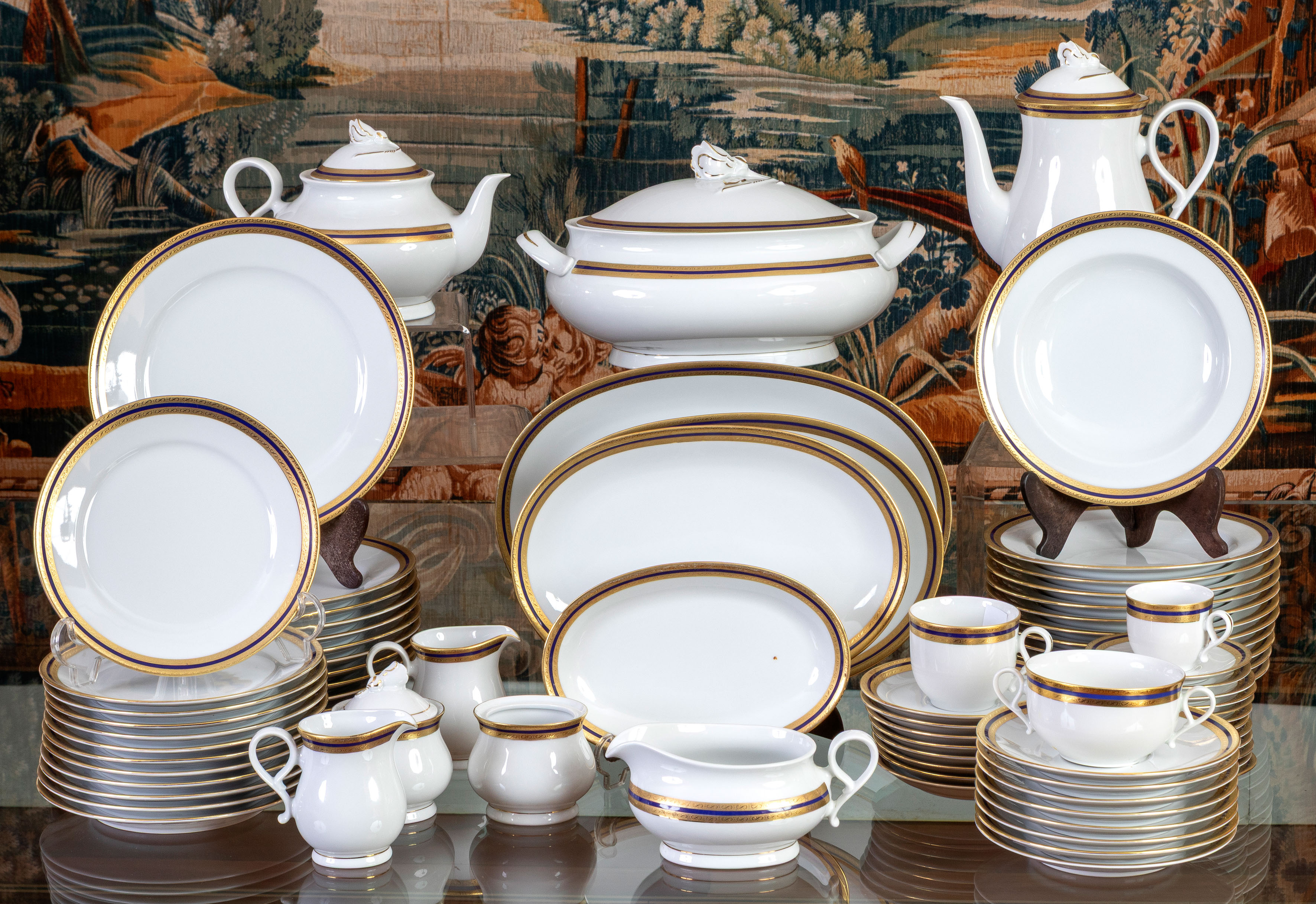 Elegante vajilla en porcelana alemana de Bavaria, modelo Mitterteich.
Elegante diseño con filos...